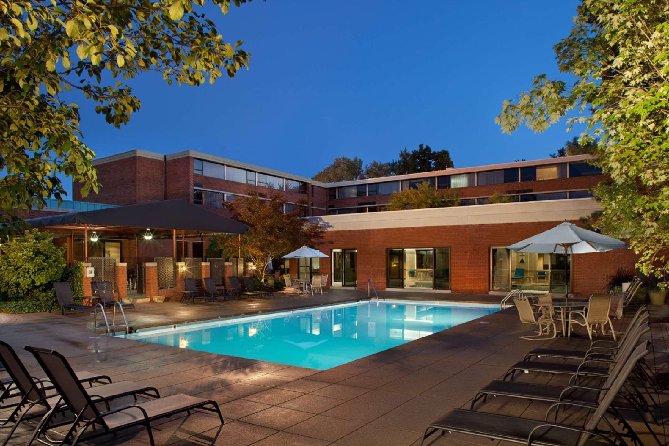 Vista Piscina Hilton Akron/Fairlawn