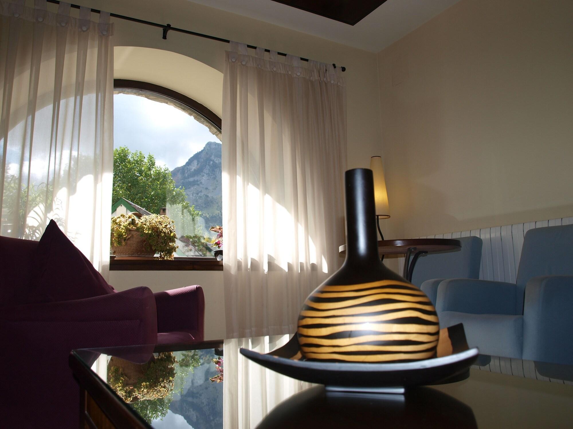 Centro de Negocios Hotel Valle De Izas