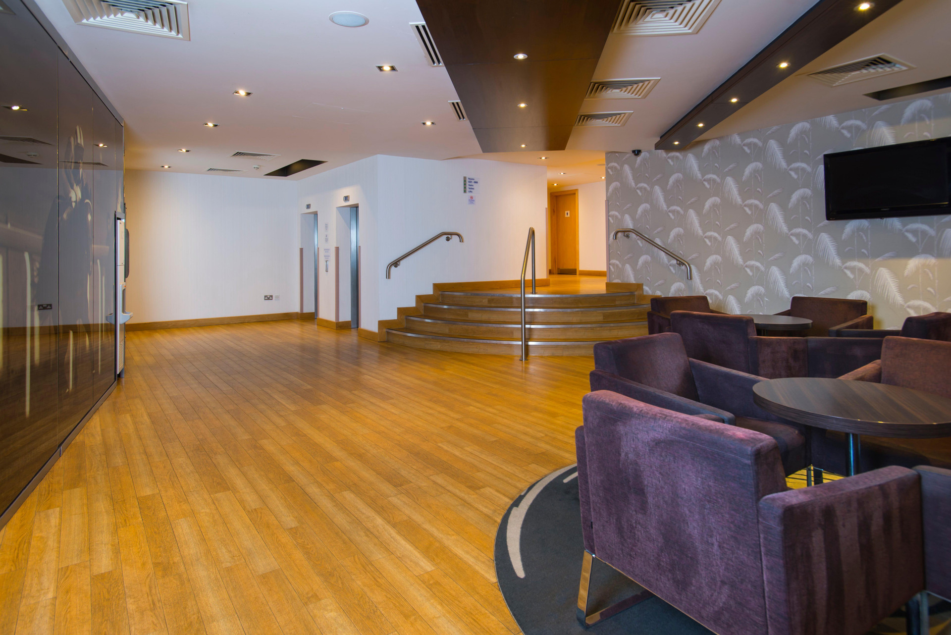 Vista Lobby Holiday Inn Express London-Epsom Downs by IHG