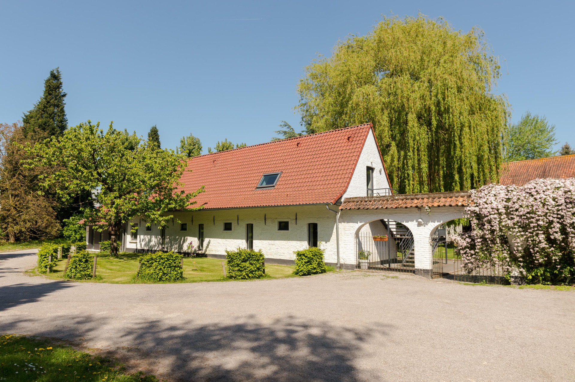 Vista Exterior La Ferme Blanche, The Originals Relais