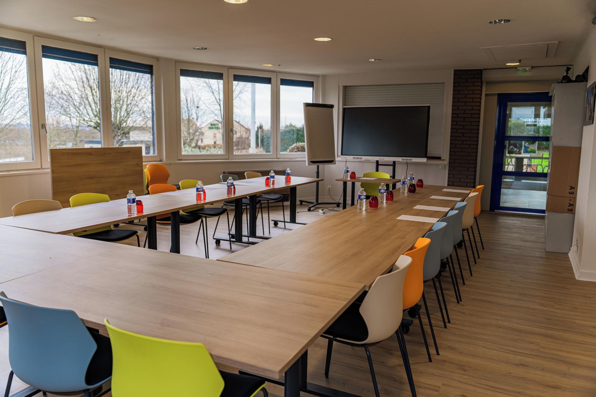 Sala de Reuniones Logis Hôtel Alizéa, Le Mans Nord