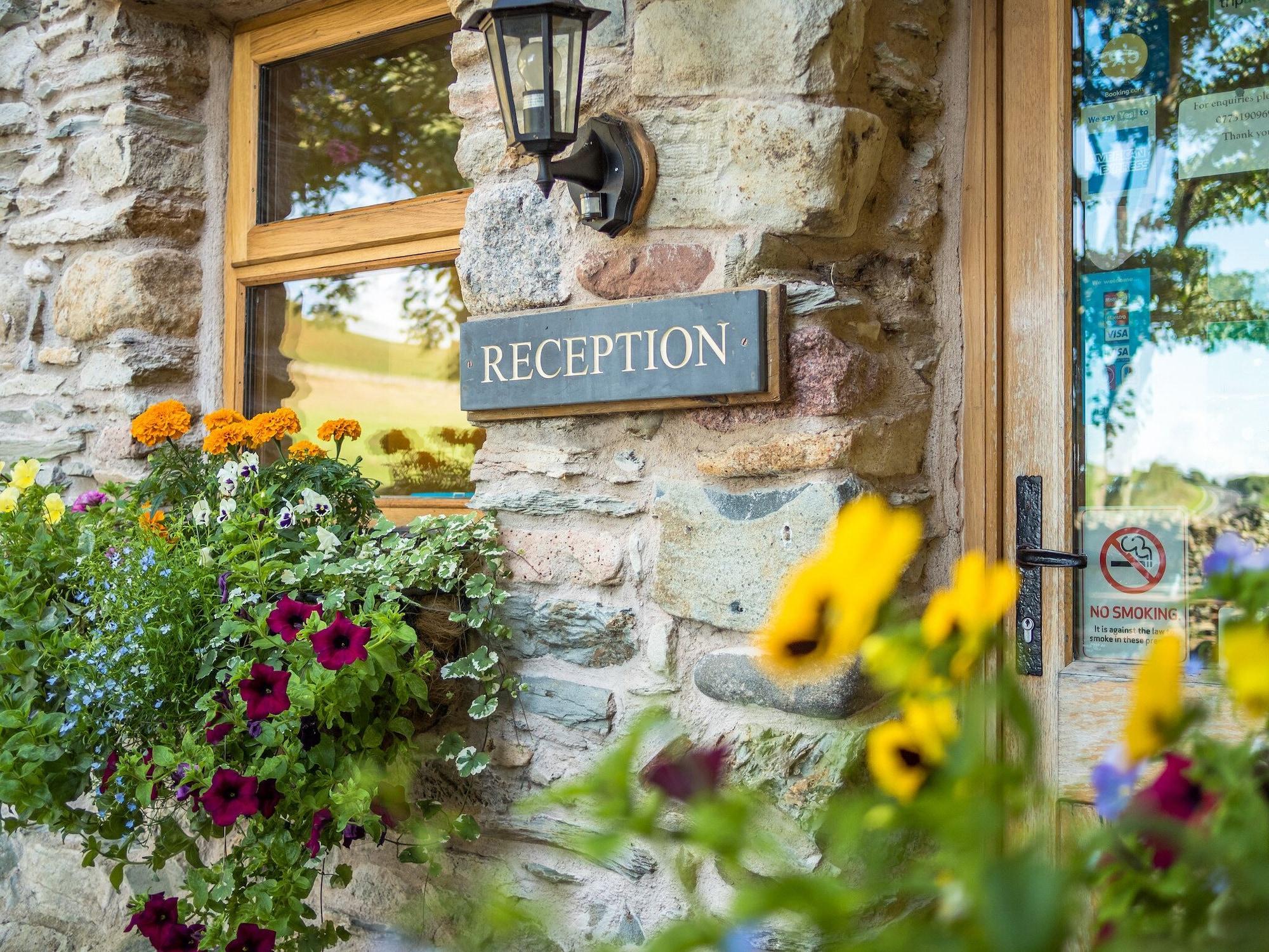 Vista Exterior The Wayside and Whisky Barn