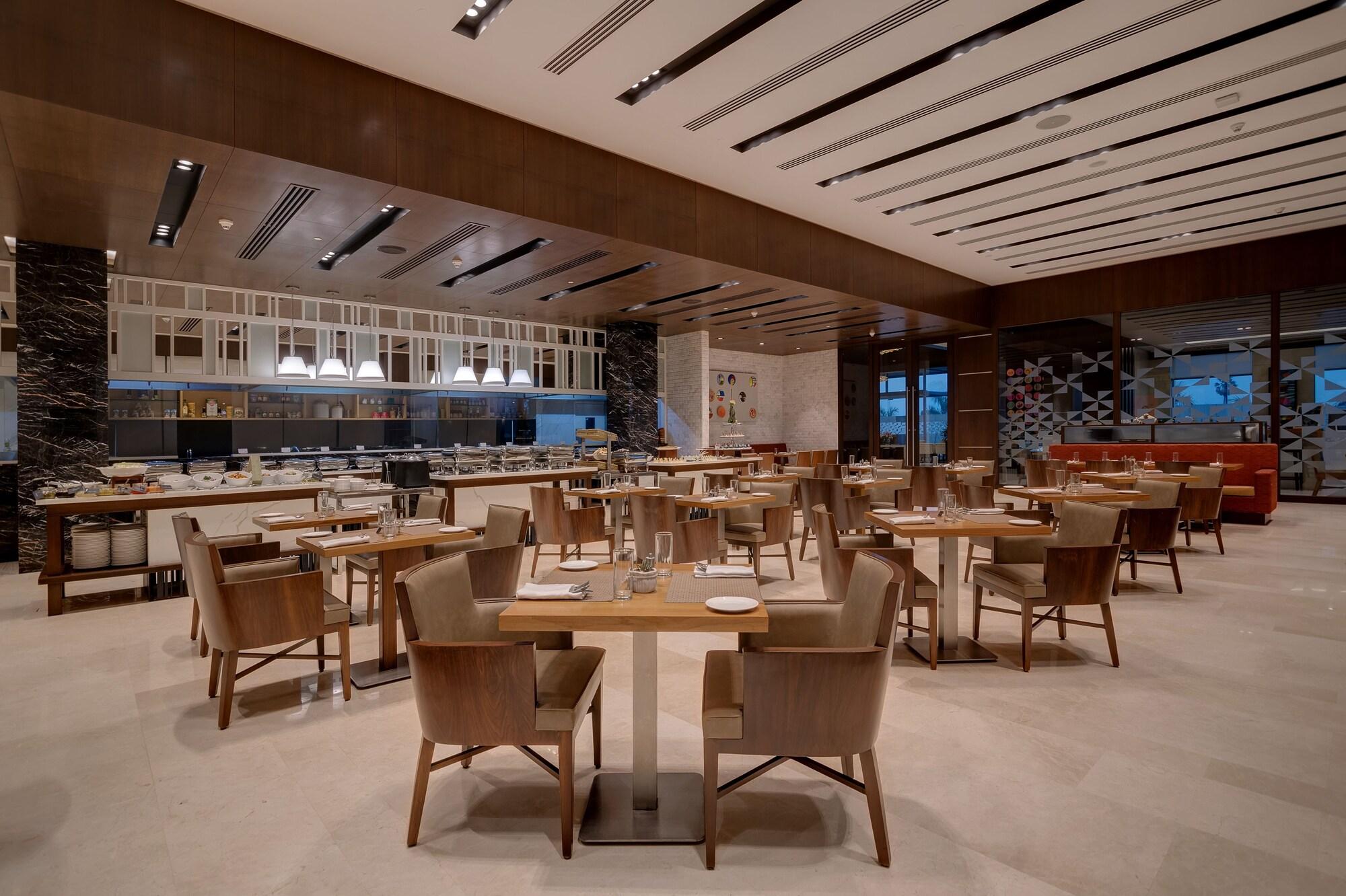 Restaurant Courtyard by Marriott Surat