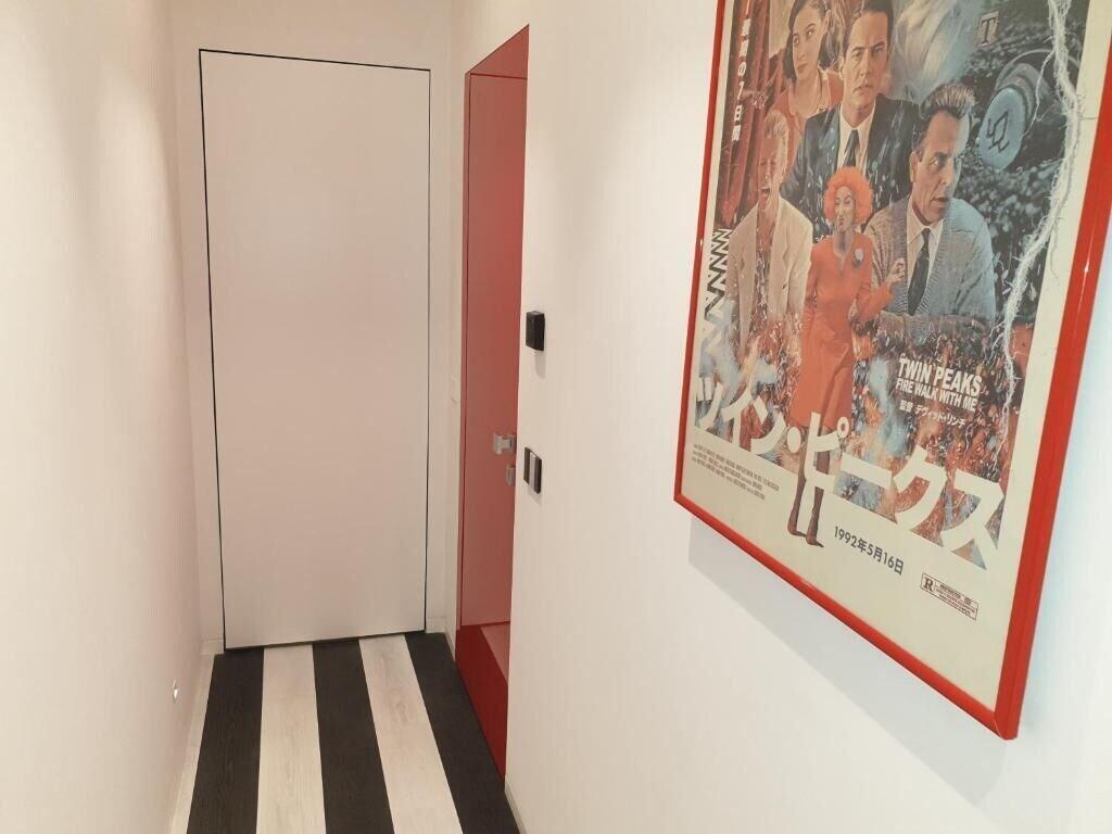 Varios The White Lodge