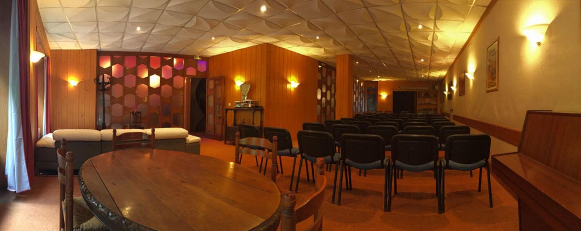 Centro de Negocios Aparthotel le petit train