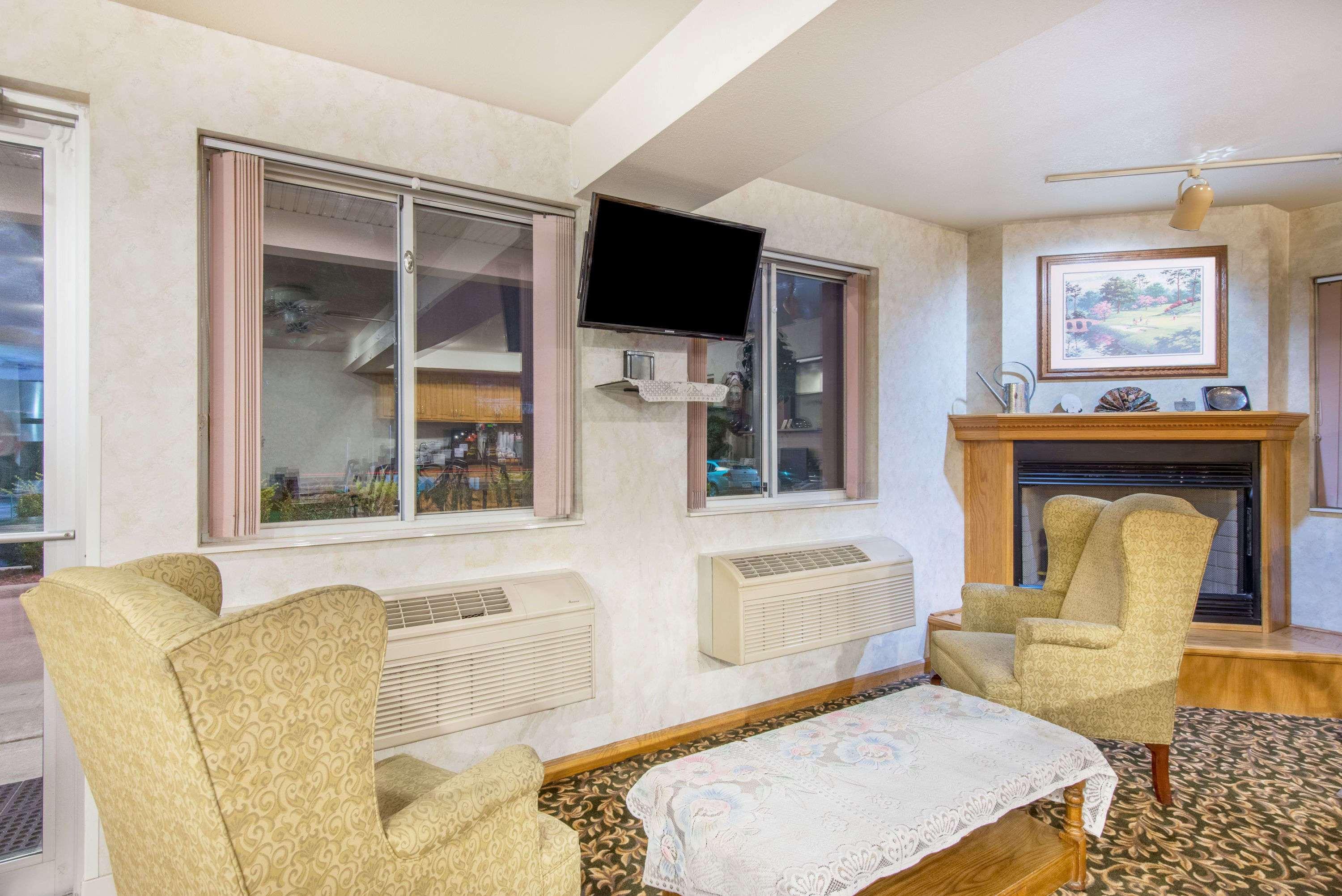 Vista Lobby Super 8 by Wyndham West Middlesex/Sharon Area