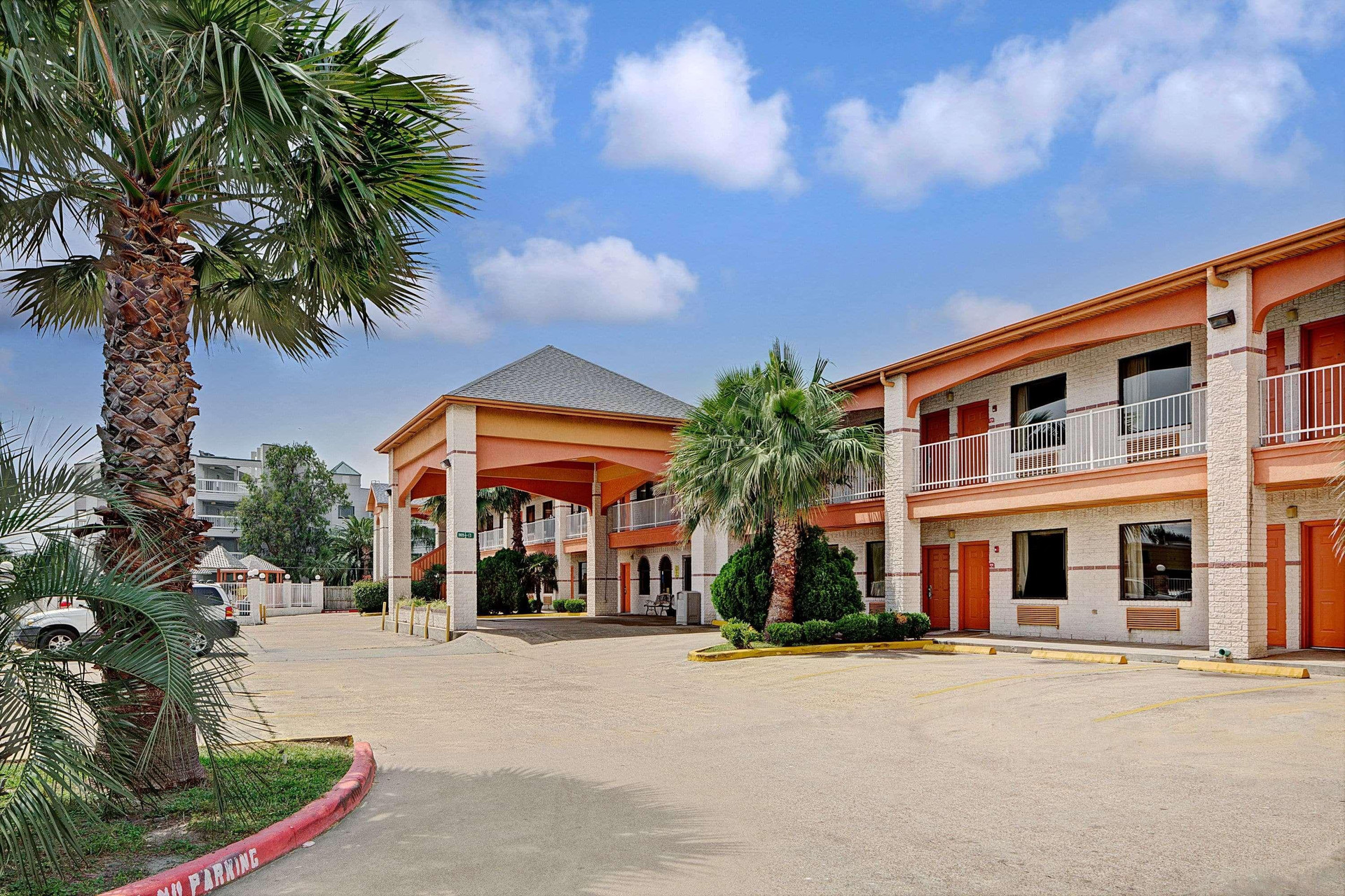 Vista Exterior Super 8 by Wyndham Galveston
