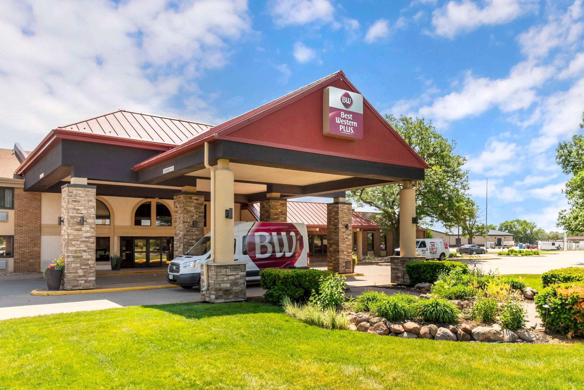 Vista Exterior Best Western Plus Ramkota Hotel