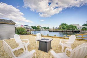 Renta Vacacional - Waterfront Mystic Island Home w/ Boat Dock!