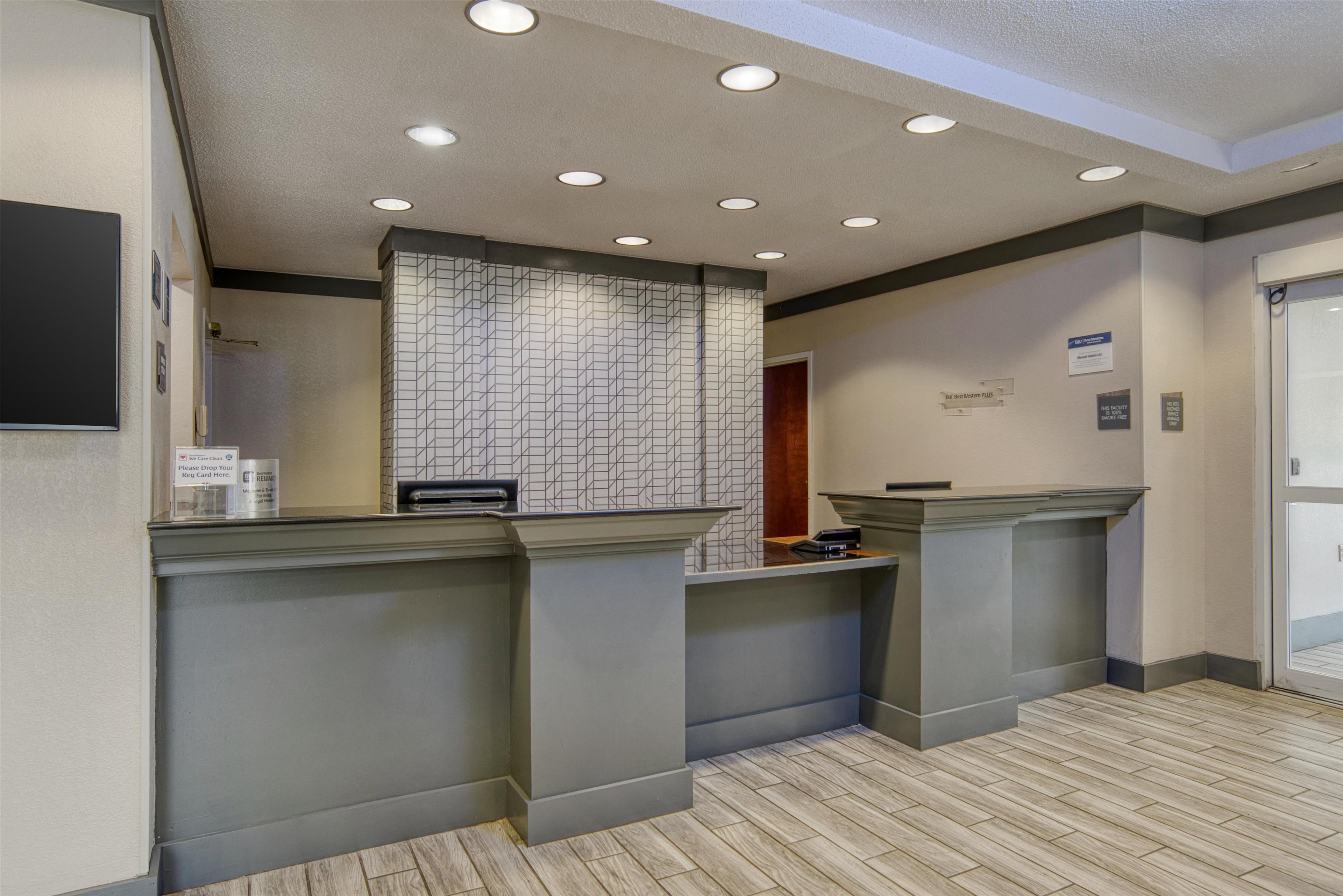 Vista Lobby Best Western Plus Philadelphia-Choctaw Hotel and Suites