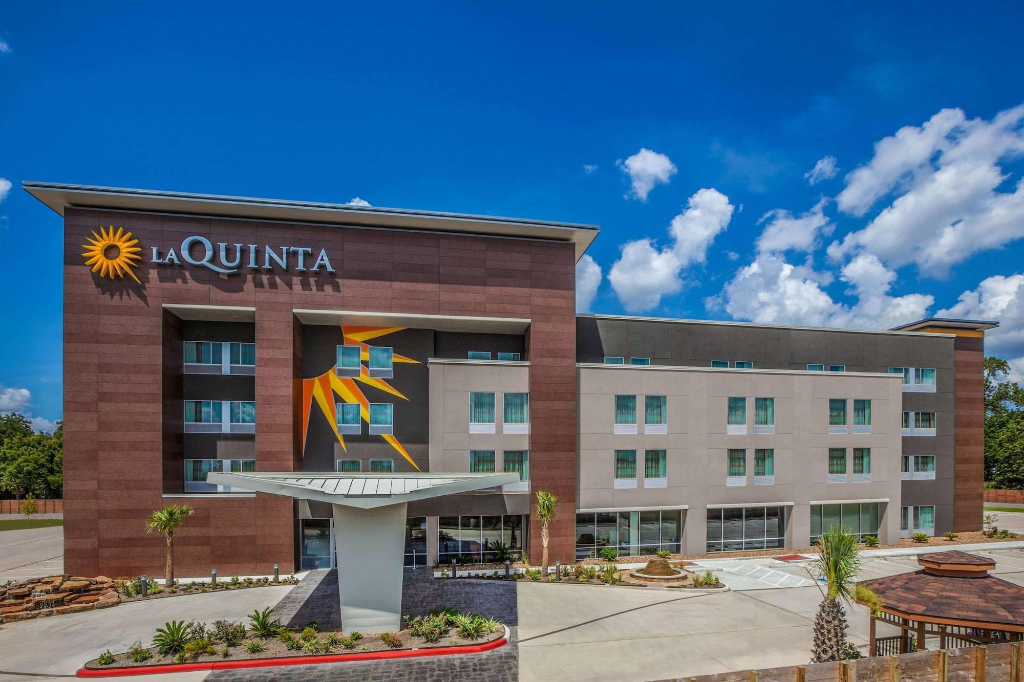 Vista Exterior La Quinta Inn & Suites by Wyndham Houston East at Sheldon Rd