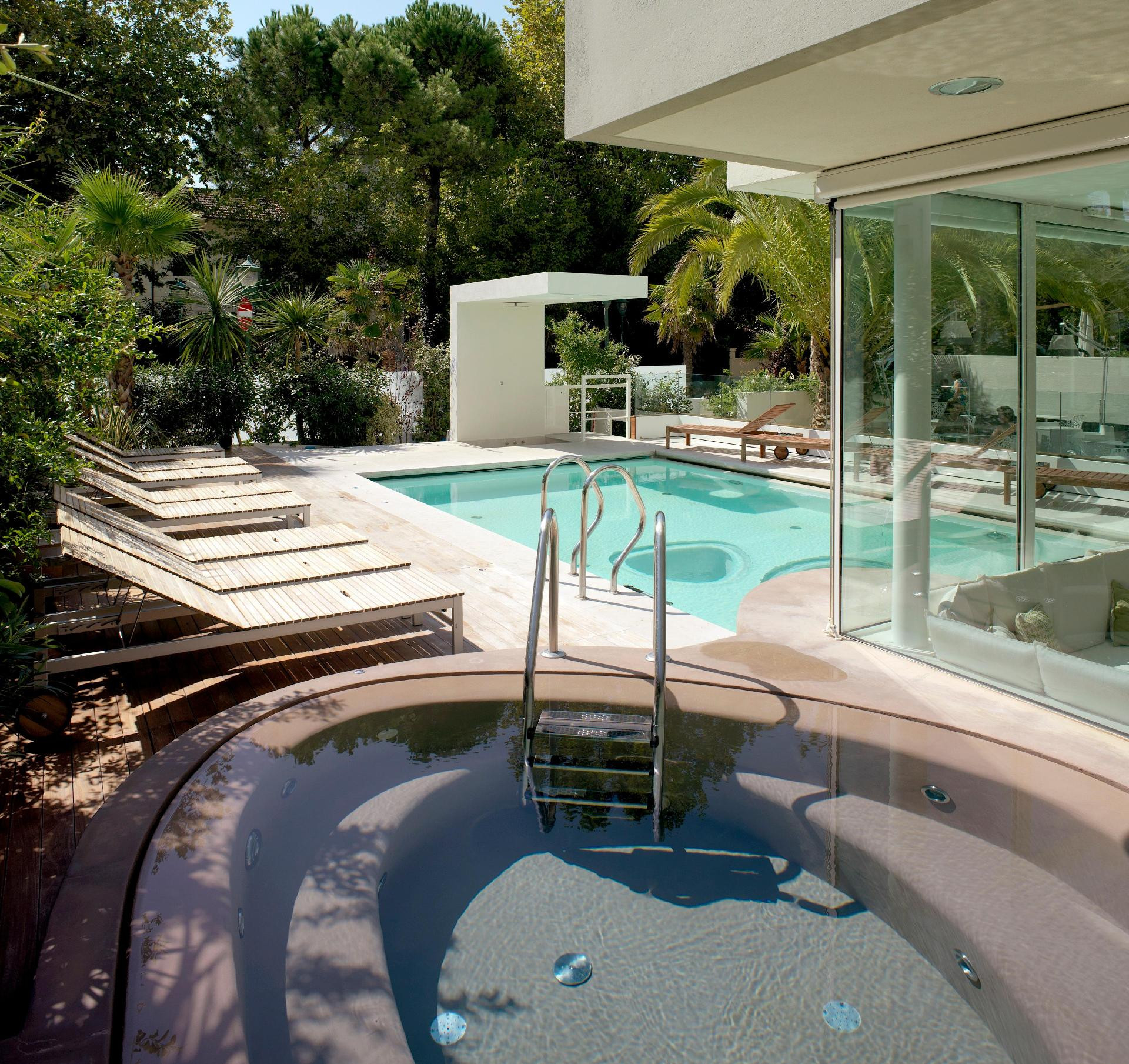 Vista Exterior Select Suites & Spa