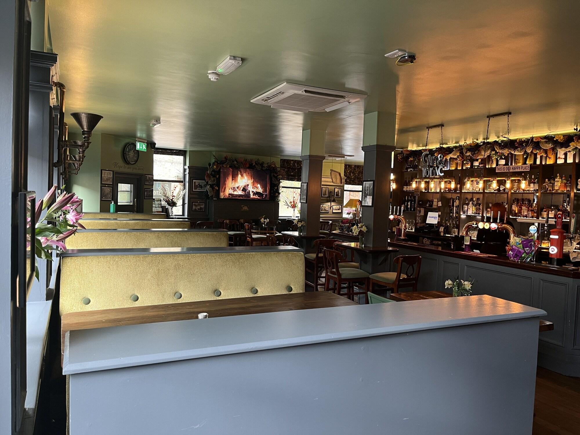 Bar/Salón Dockers Inn