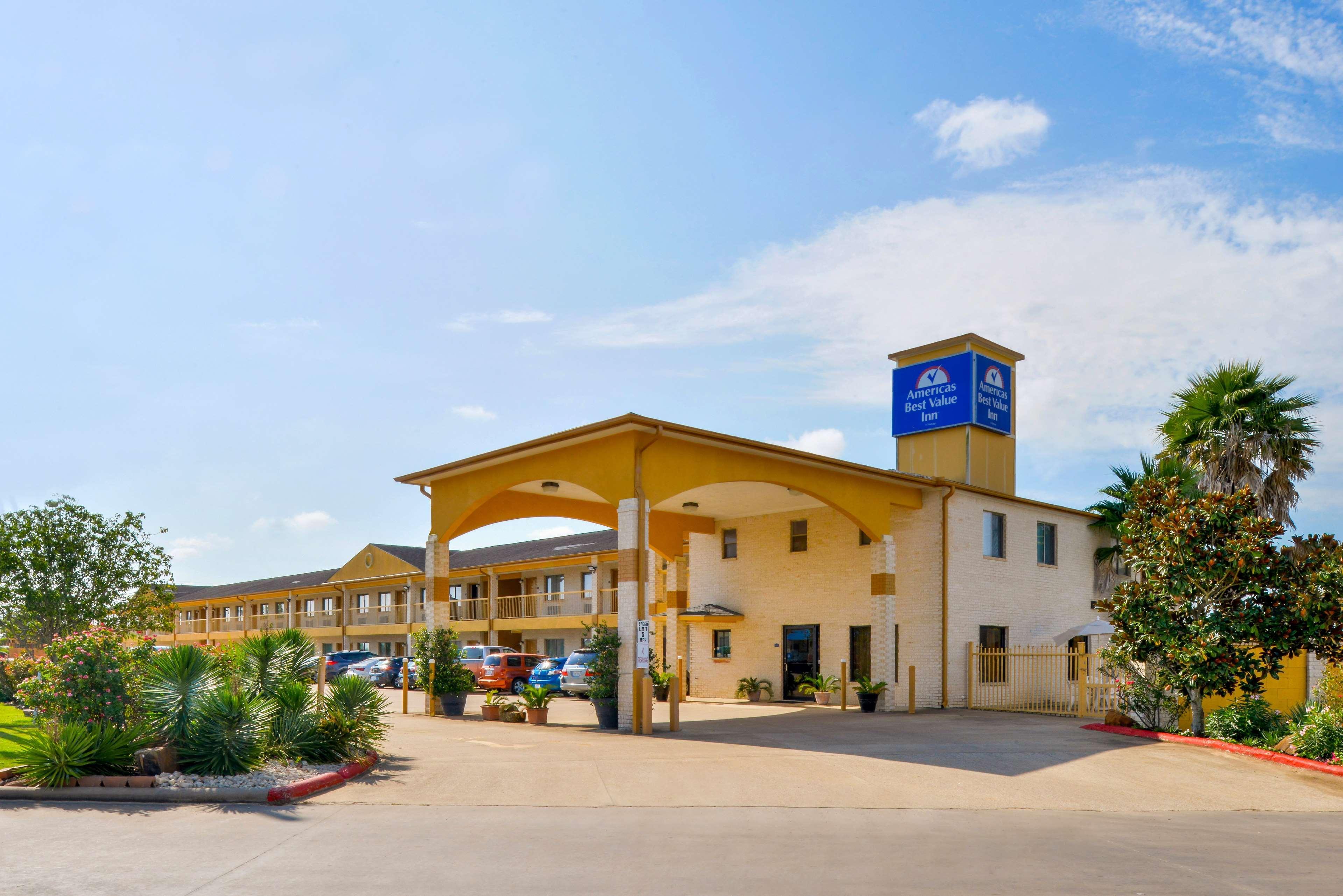 Vista Exterior Americas Best Value Inn SuitesWaller Prairie View
