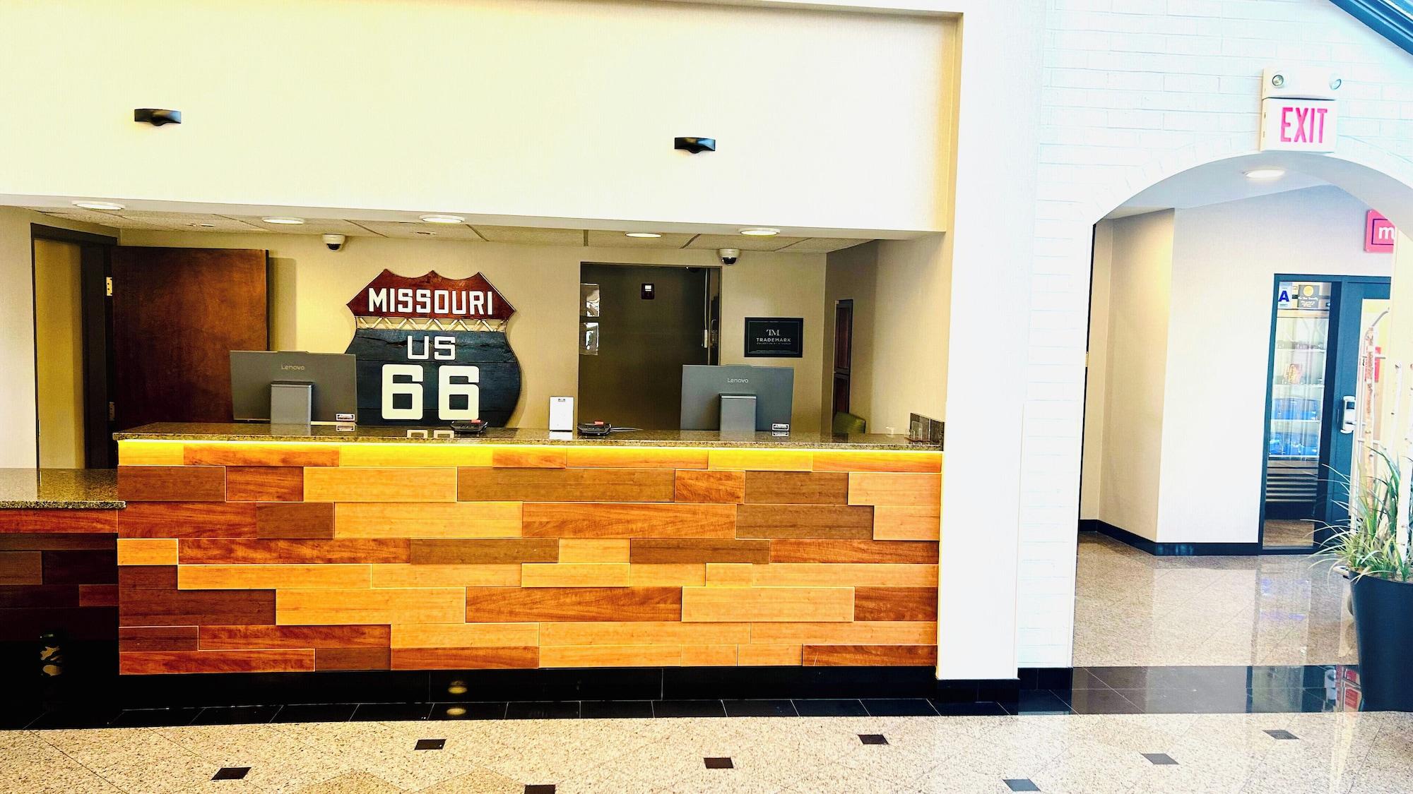 Vista Lobby Heritage Inn & Suites St. Louis/Fenton, Trademark by Wyndham