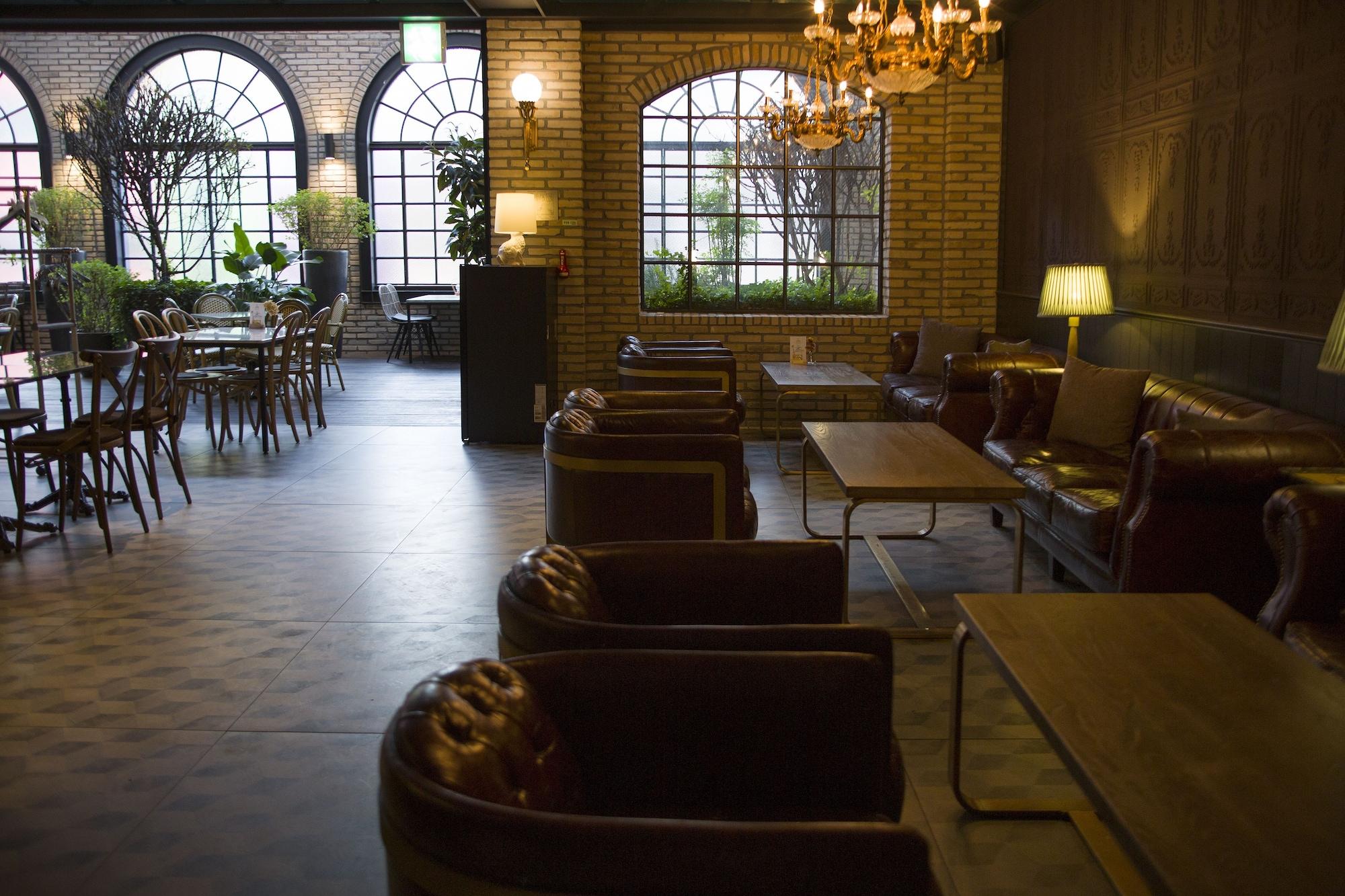 Vista Lobby 9 Brick Hotel
