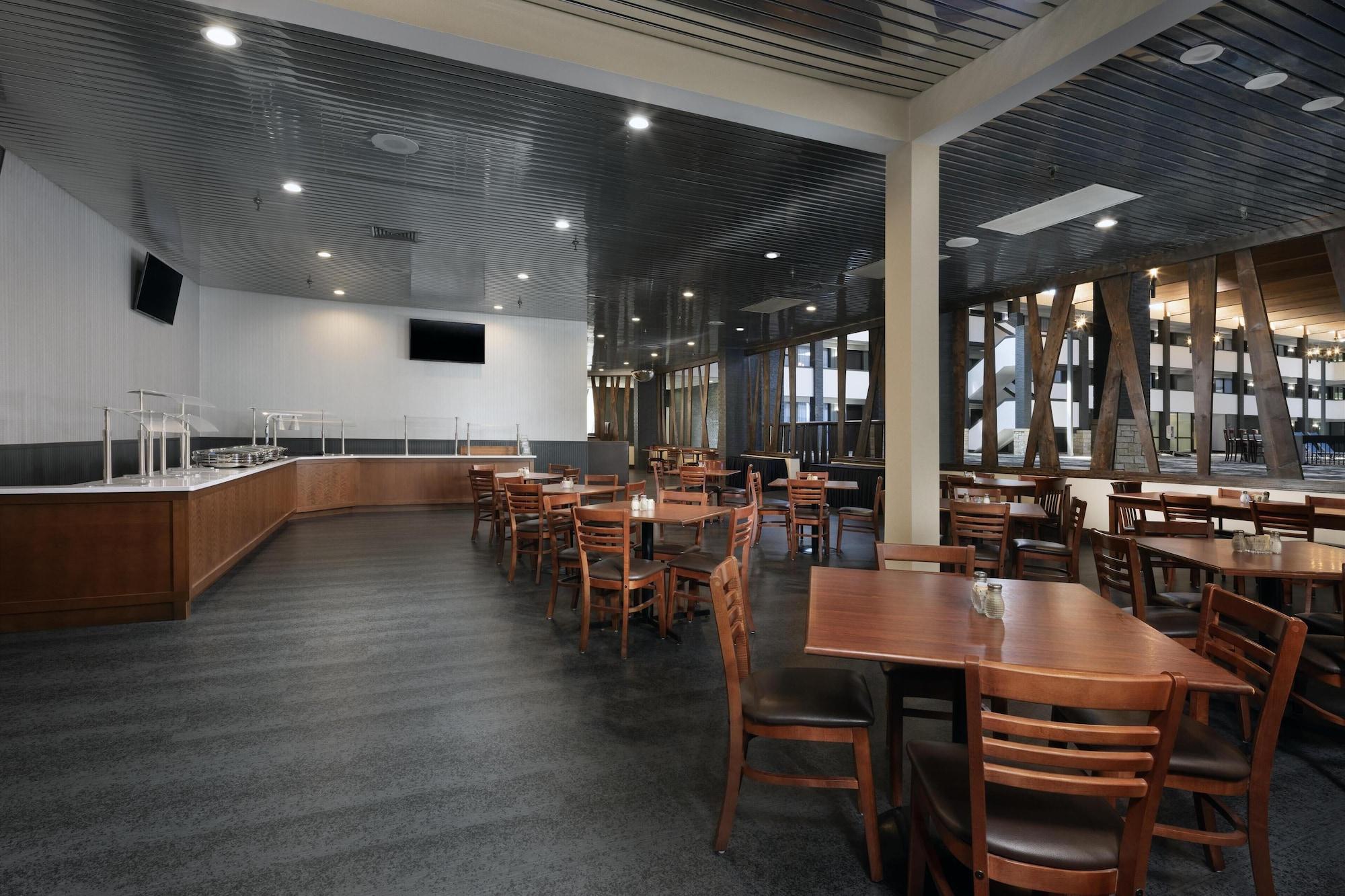 Restaurant DoubleTree by Hilton Manhattan, KS