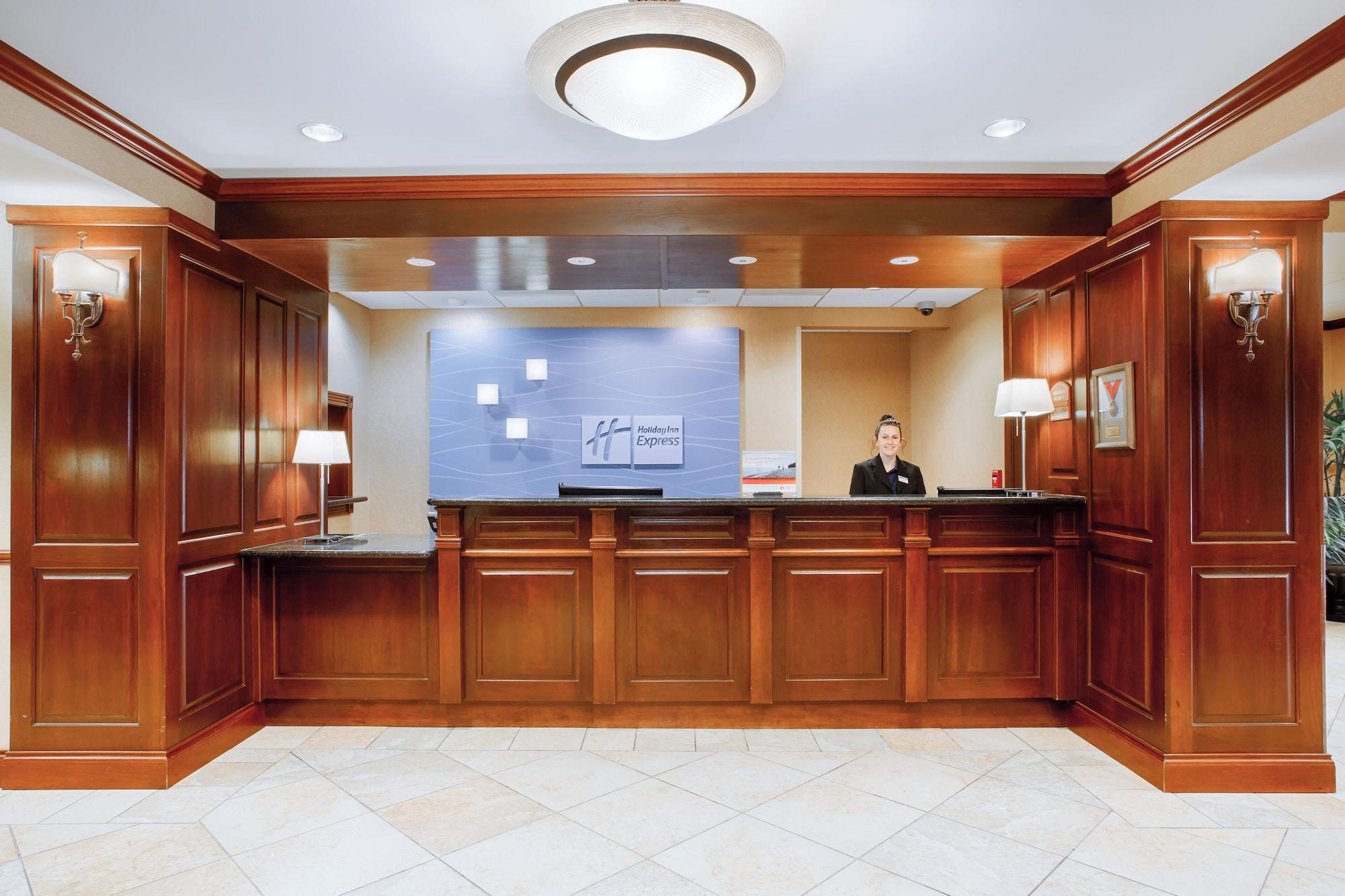 Vista Exterior Holiday Inn Express & Suites Bloomington by IHG