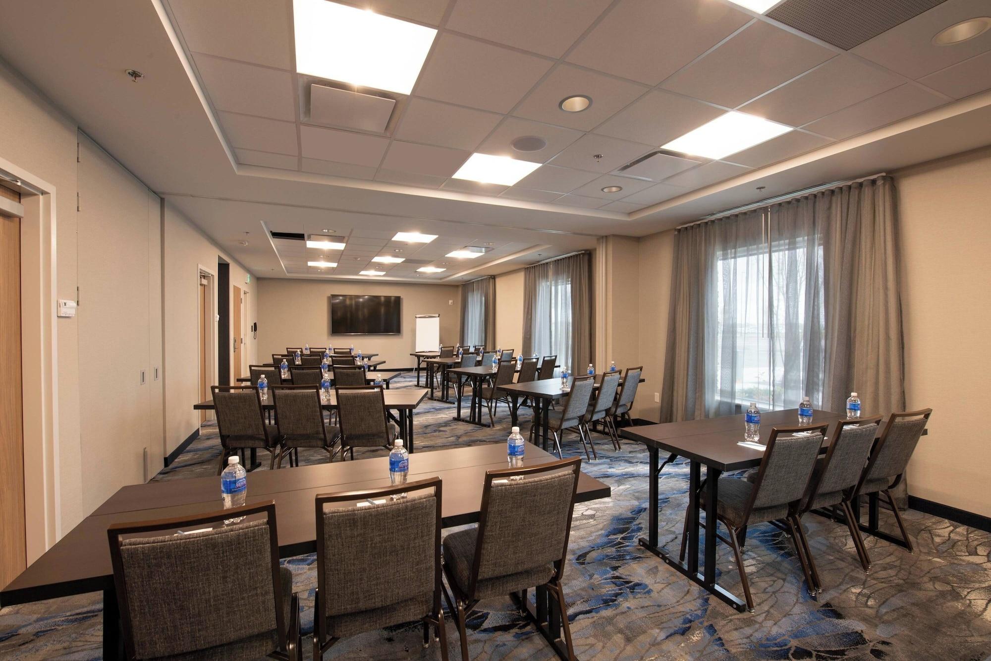 Sala de Reuniones Fairfield by Marriott Edmonton International Airport