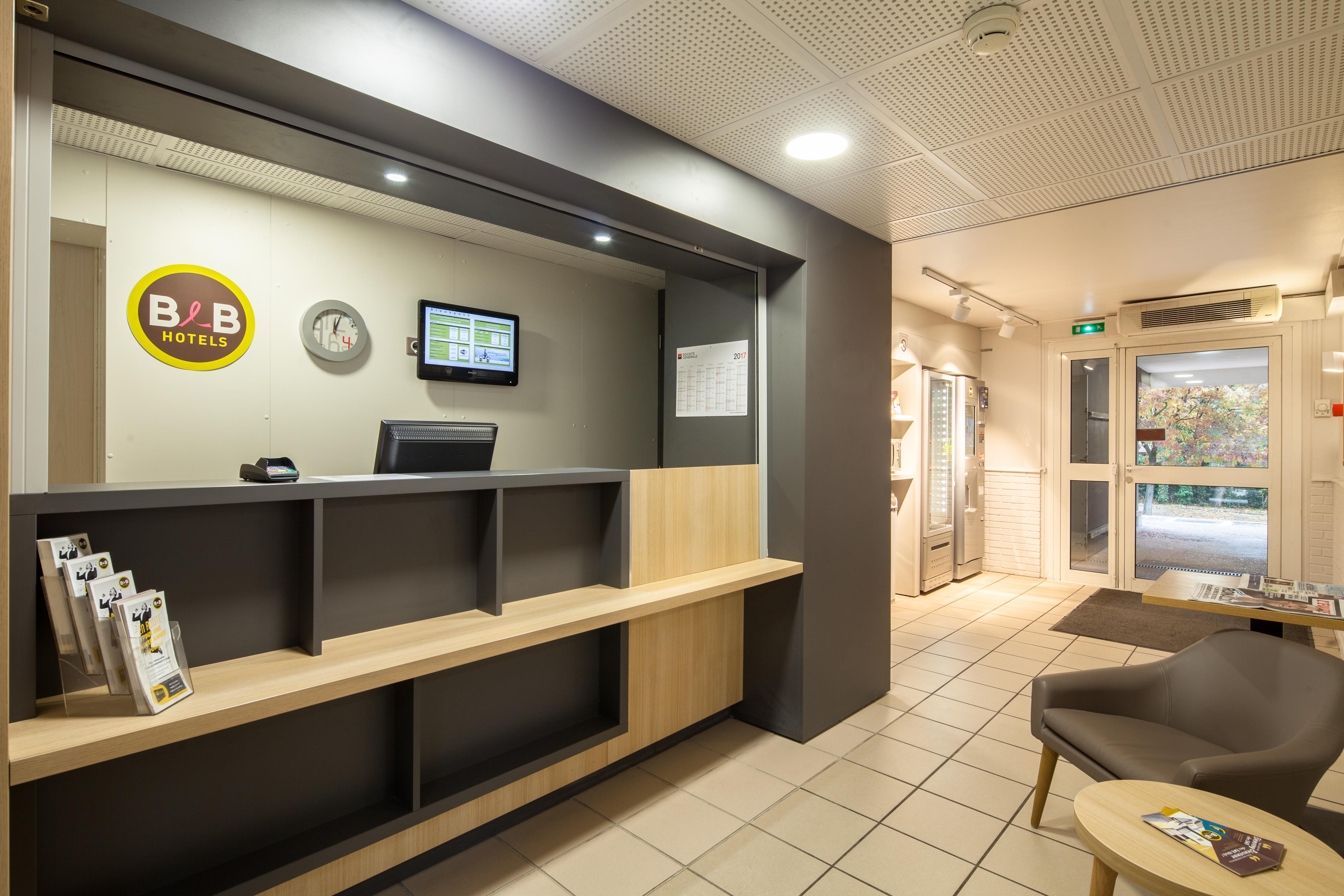 Vista Lobby B&B HOTEL LOUVECIENNES