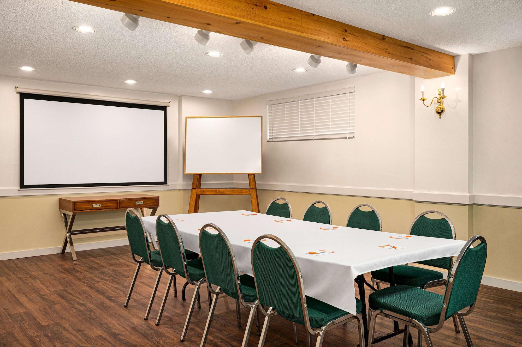 Sala de Reuniones Howard Johnson by Wyndham Gravenhurst