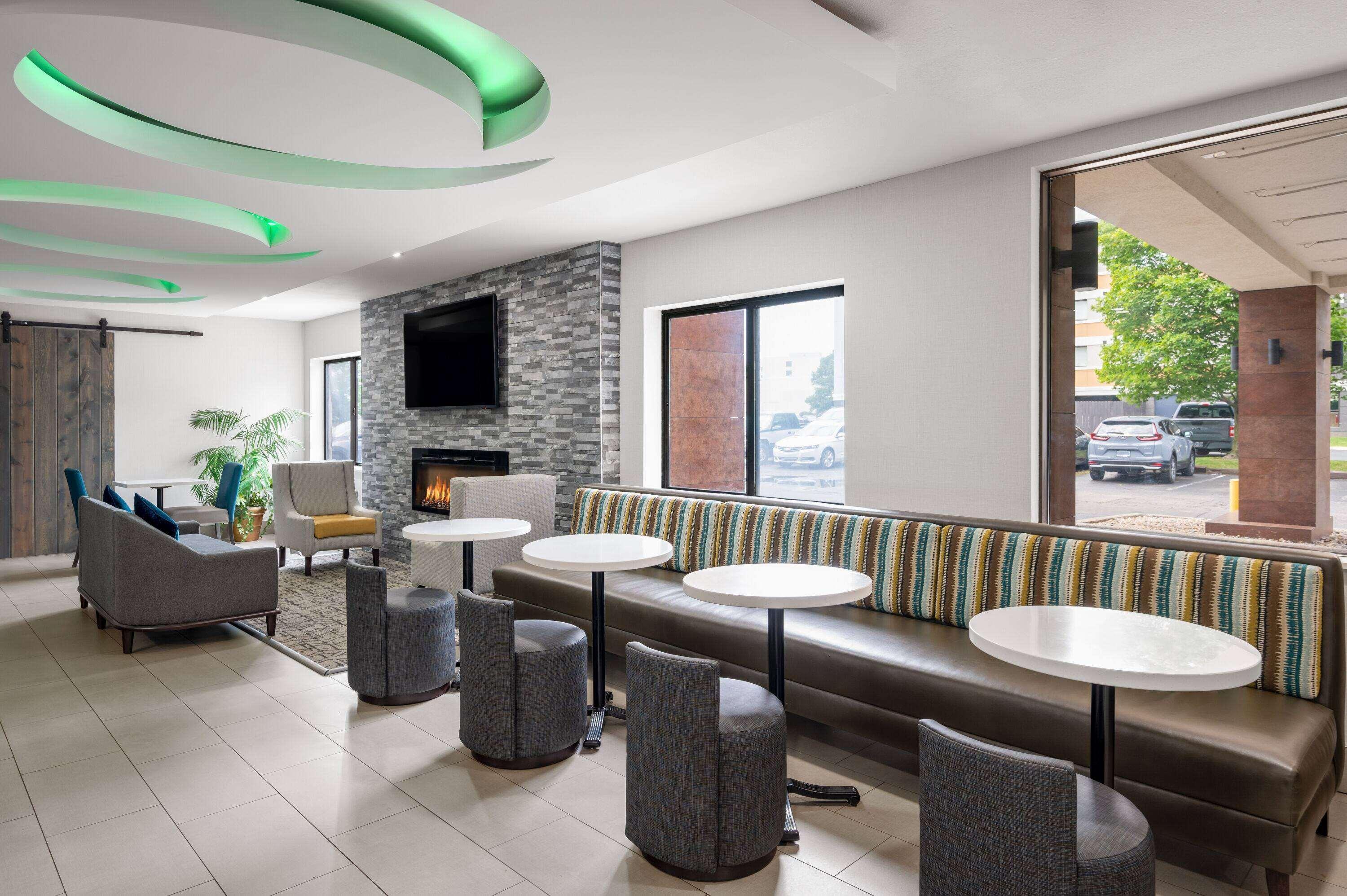 Vista Lobby La Quinta Inn by Wyndham Indianapolis Airport Executive Dr