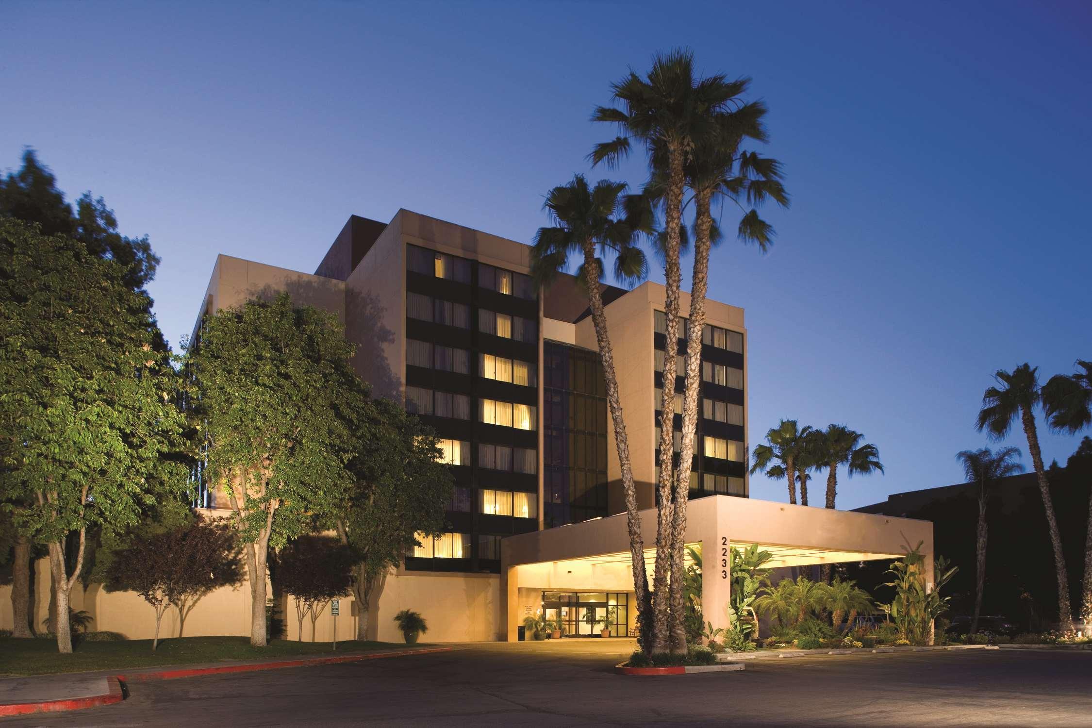 Vista Exterior DoubleTree by Hilton Fresno Convention Center