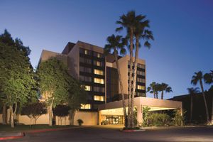 Alojamiento - DoubleTree by Hilton Fresno Convention Center