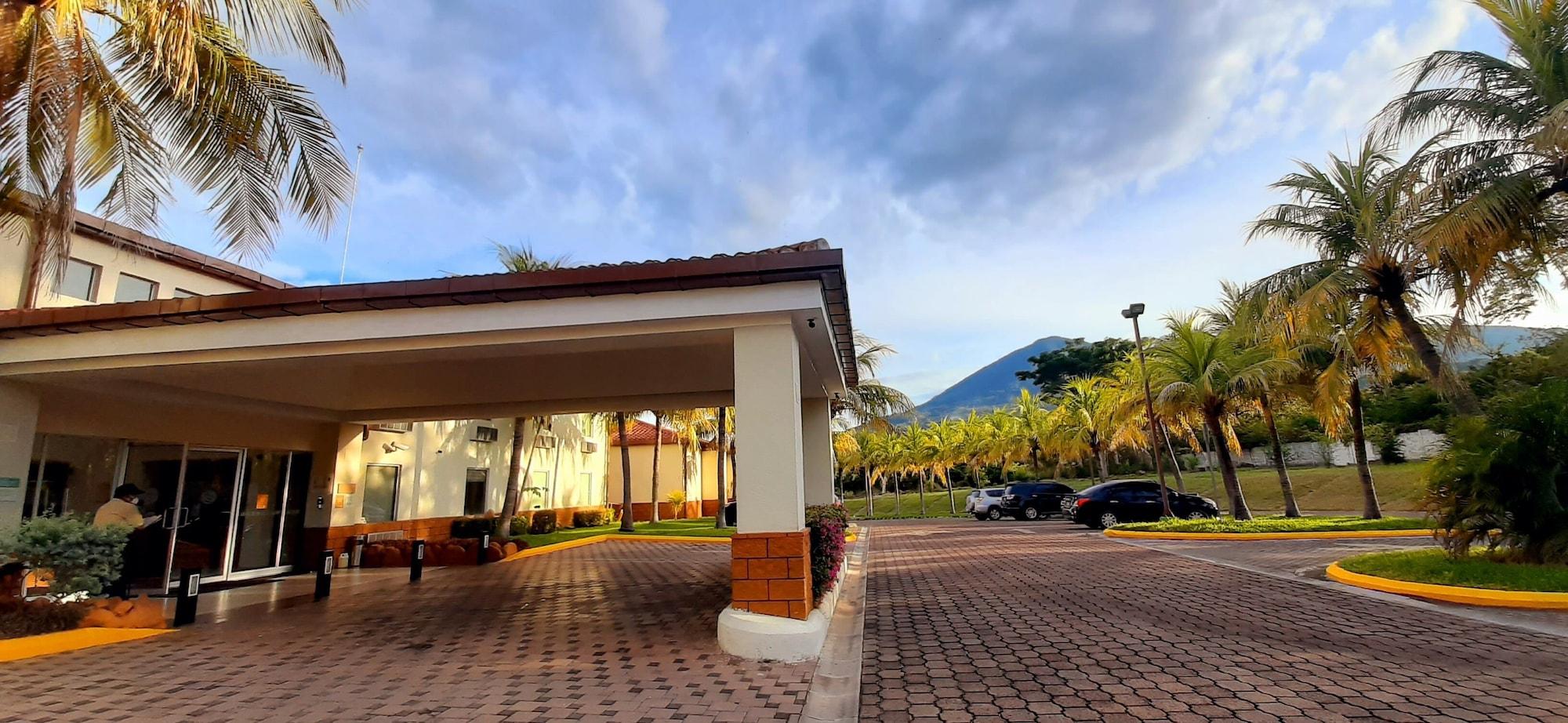 Vista Exterior Comfort Inn Real La Union