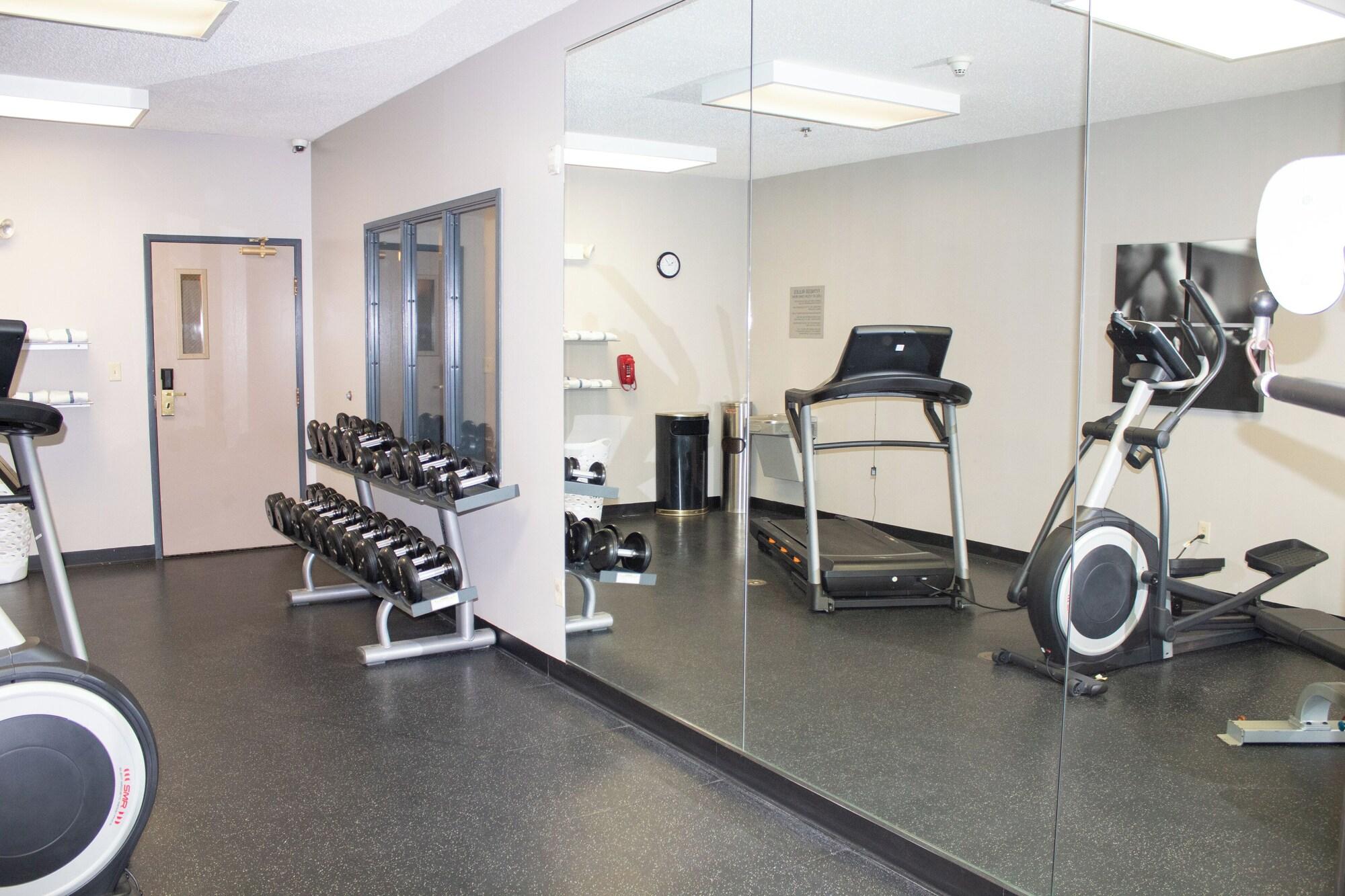 Gimnasio Country Inn & Suites by Radisson, Big Rapids, MI