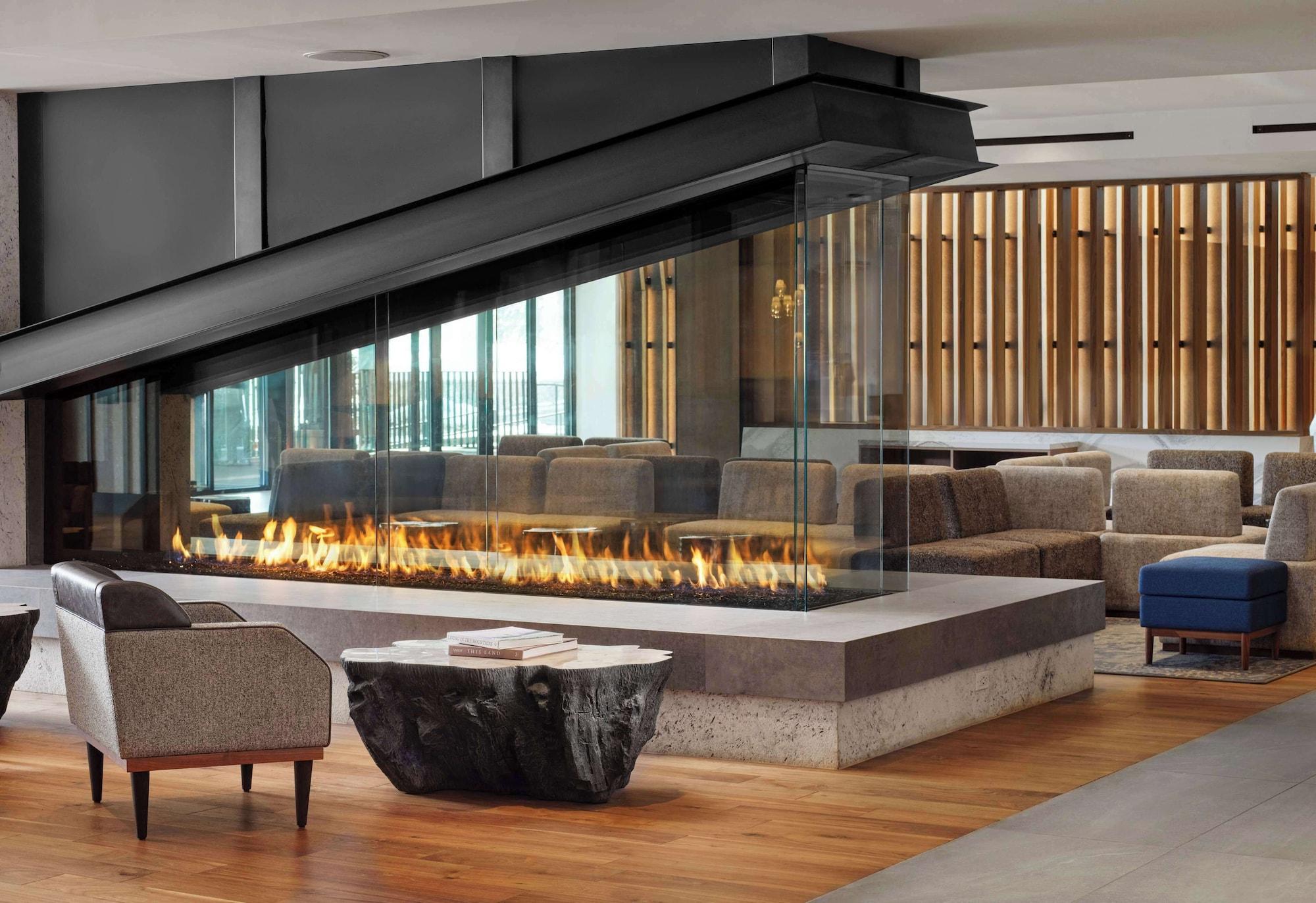 Vista Lobby Hotel Alpenrock Breckenridge, Curio Collection by Hilton