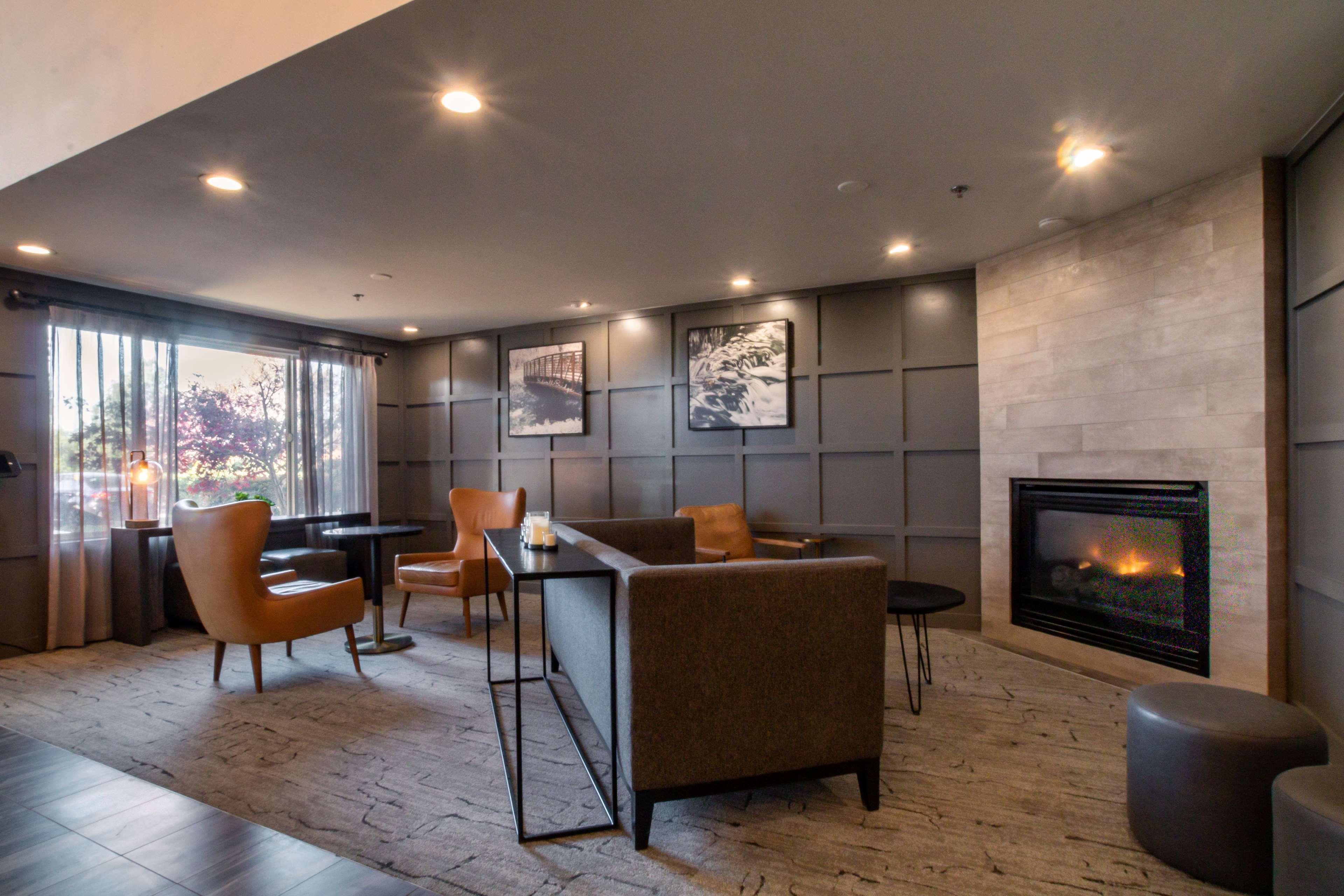 Vista Lobby Oxford Suites Chico