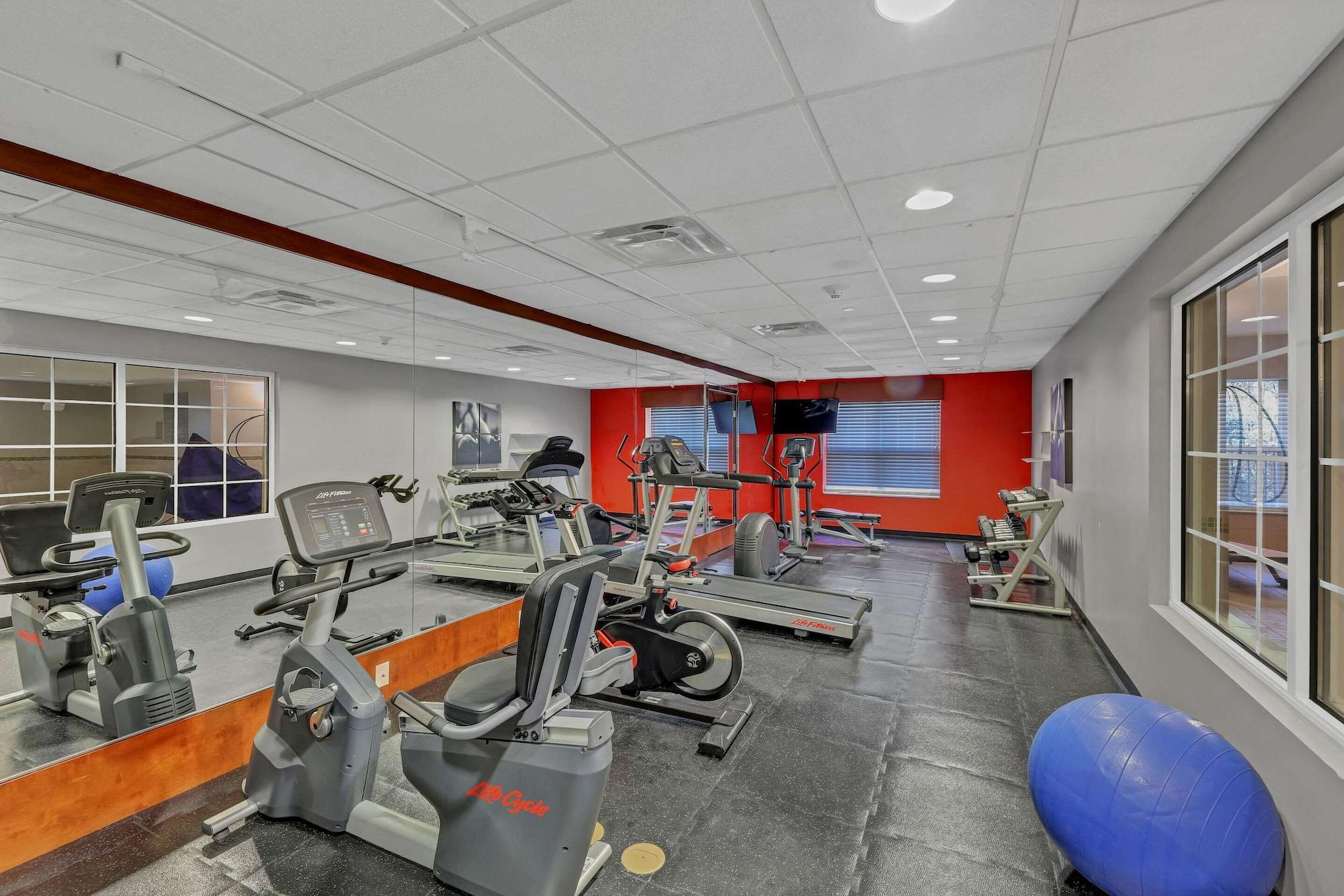 Gimnasio Country Inn & Suites by Radisson, Braselton, GA