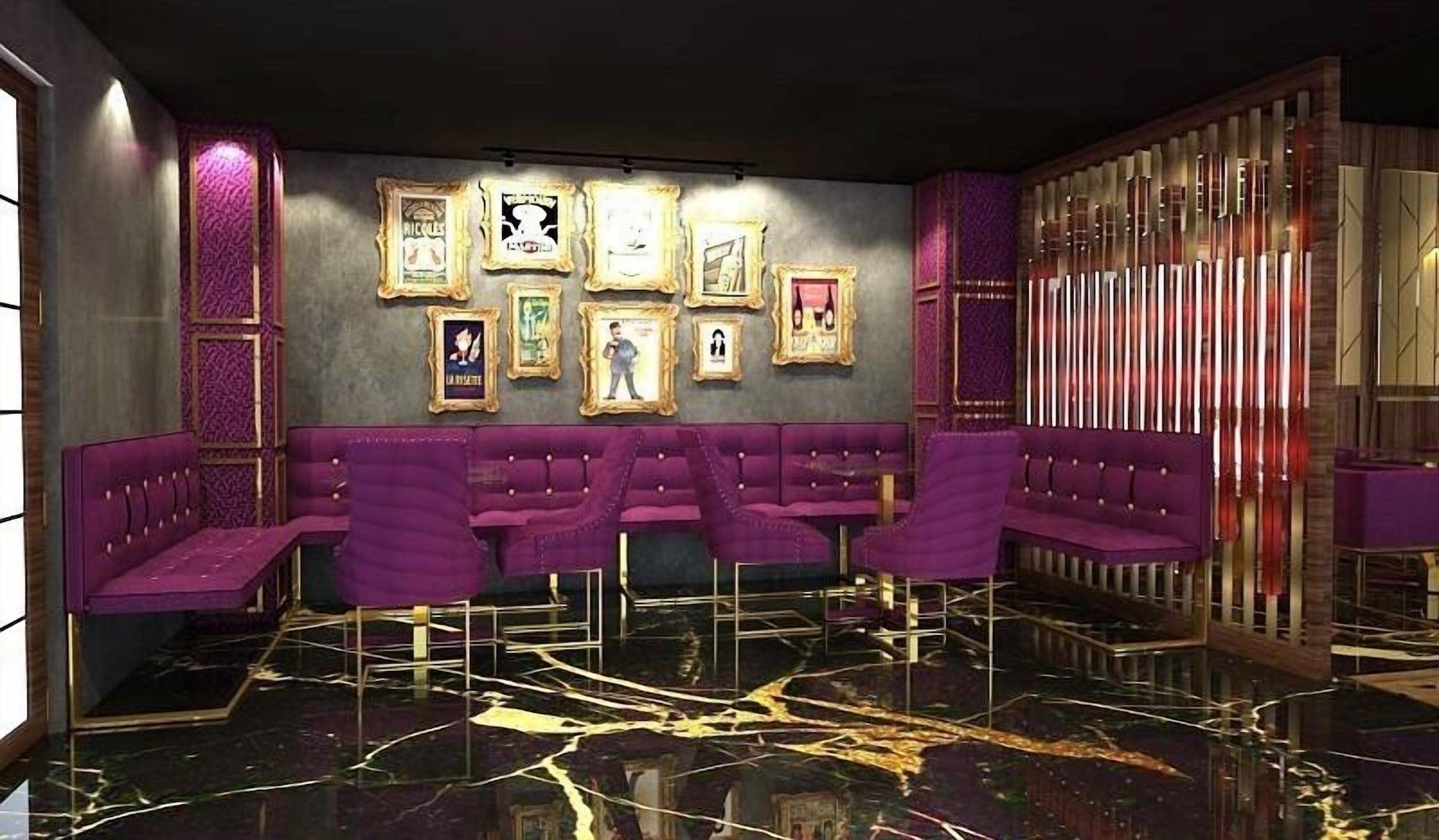 Bar/Salón TGI Grand Fortuna