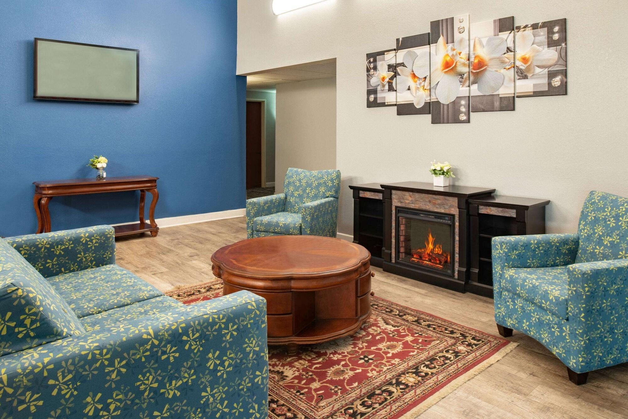 Vista Lobby Baymont Inn & Suites by Wyndham Swanton/Toledo Airport