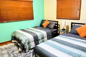 Alquiler Vacacional - Entire Duplex Upscale 1K2F Ping Pong & Air Hockey  Rainforest Theme