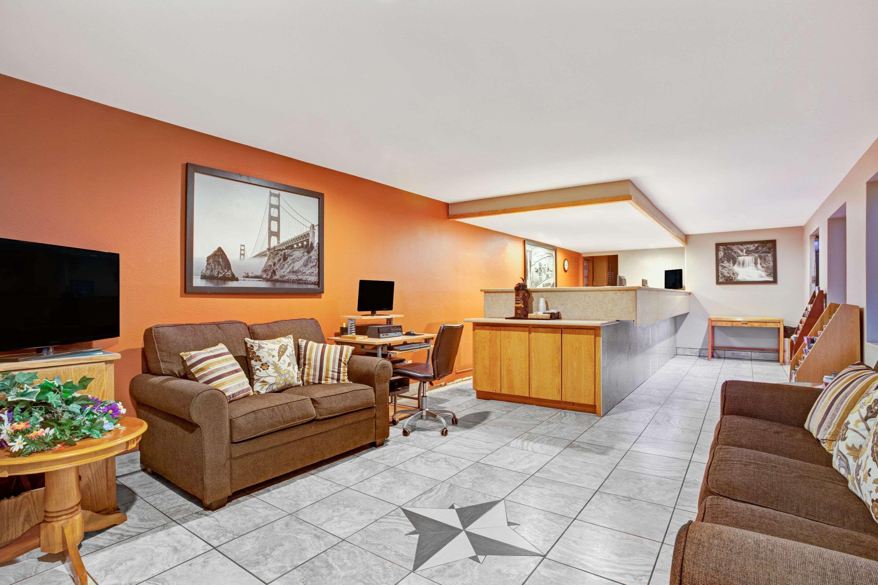 Vista Lobby Super 8 by Wyndham Albany