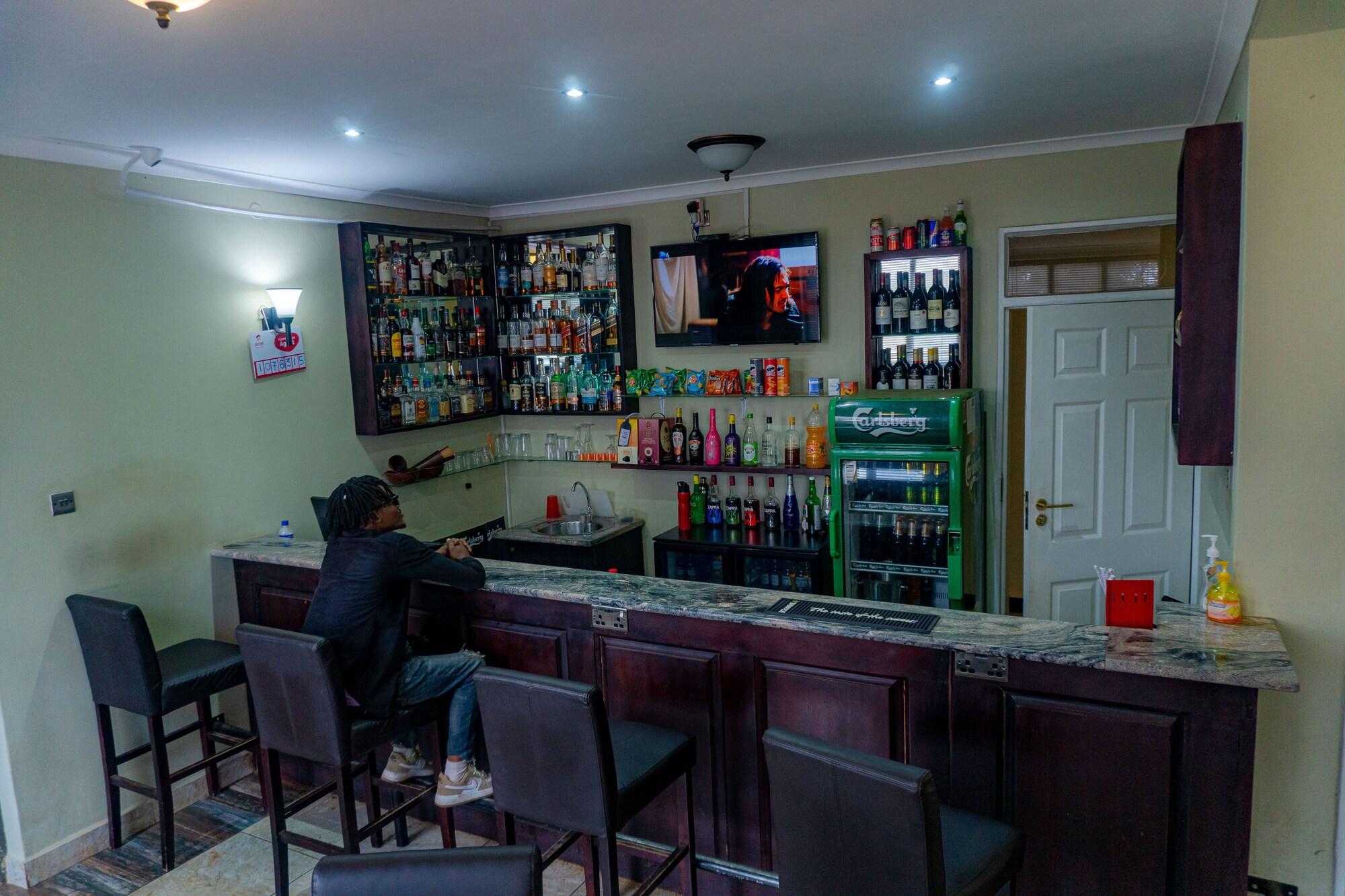 Bar/Salón Area 6