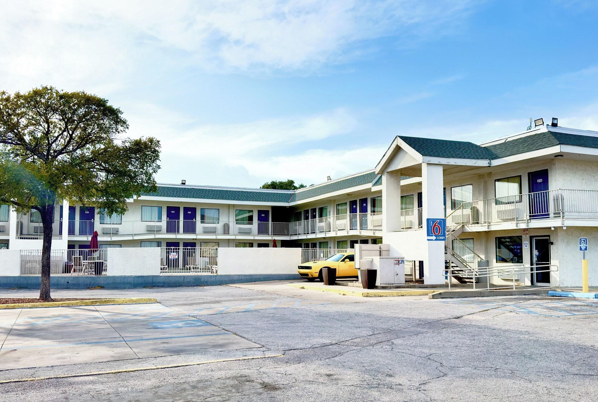 Varios Motel 6 Austin, TX - North Central