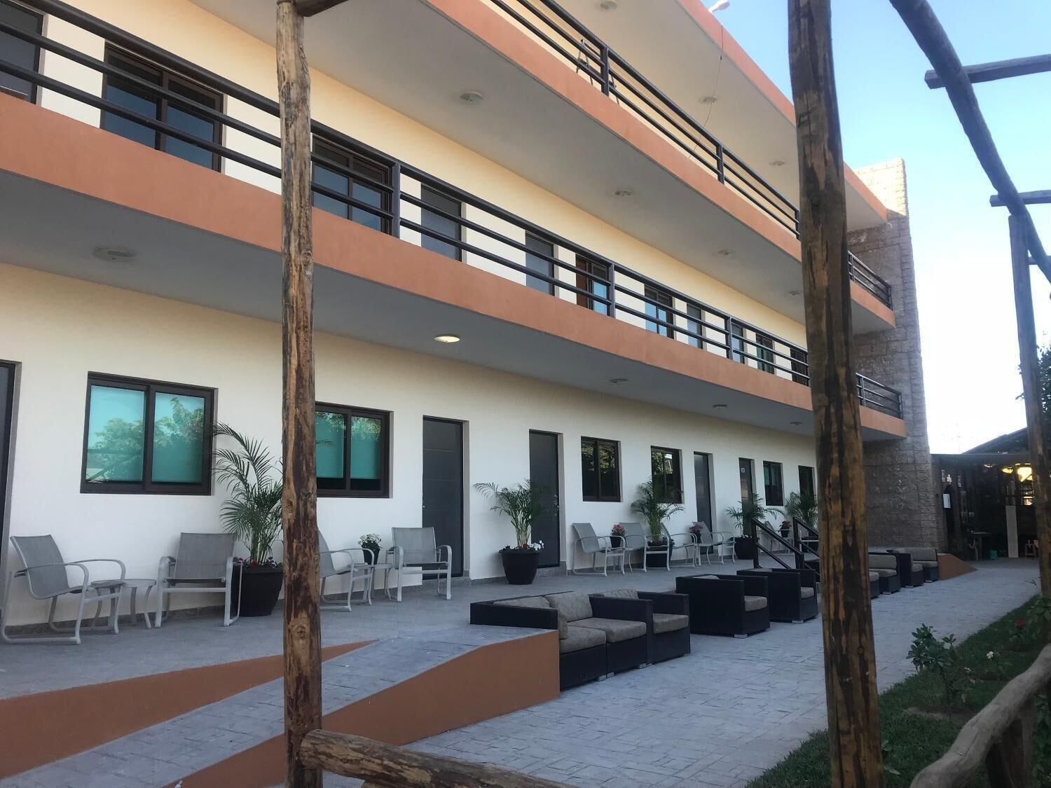 Vista Exterior Navola Inn