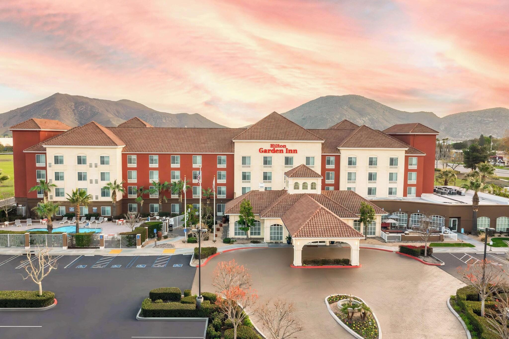 Vista Exterior Hilton Garden Inn Fontana