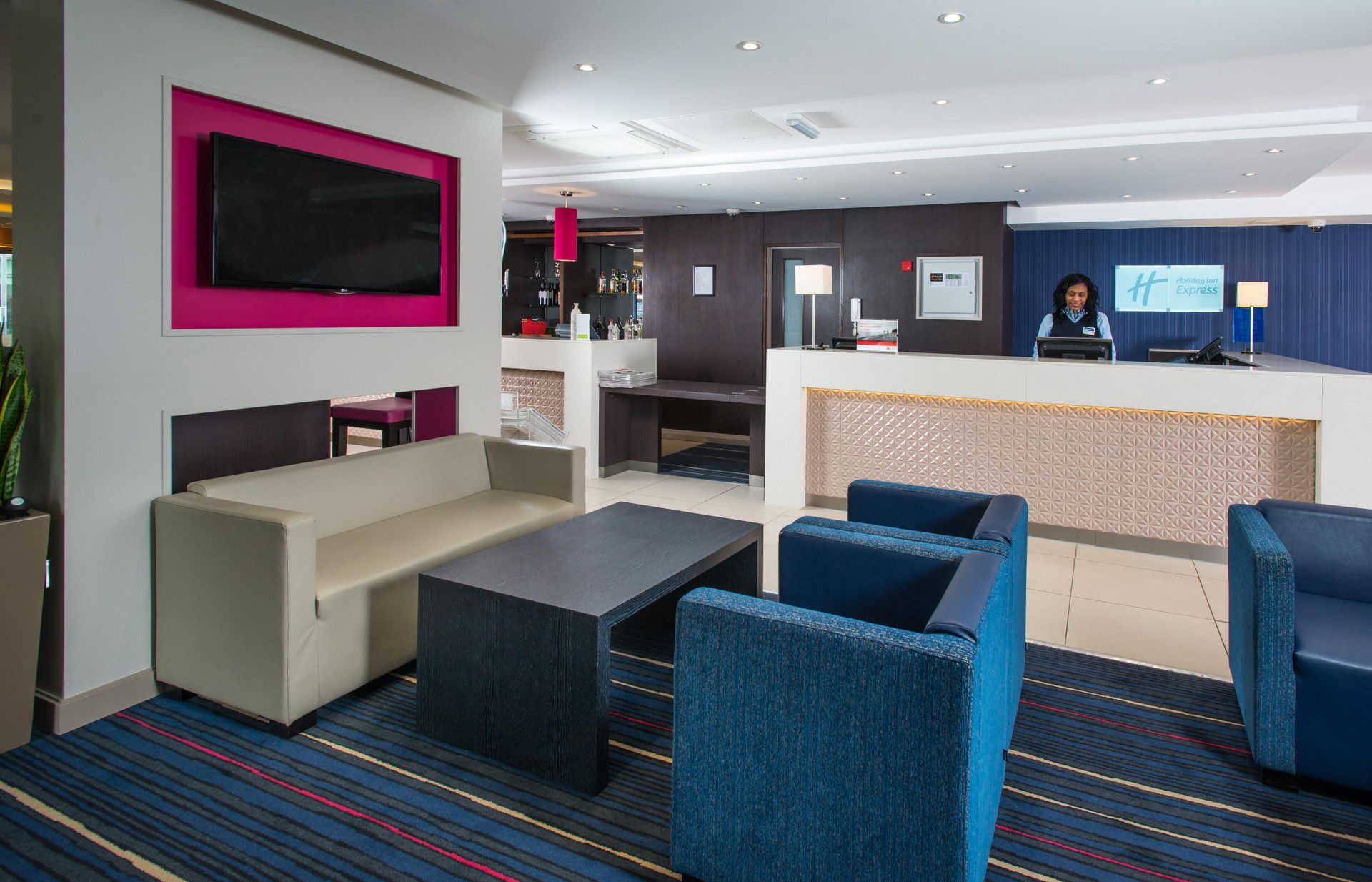 Vista Lobby Holiday Inn Express London Wandsworth by IHG