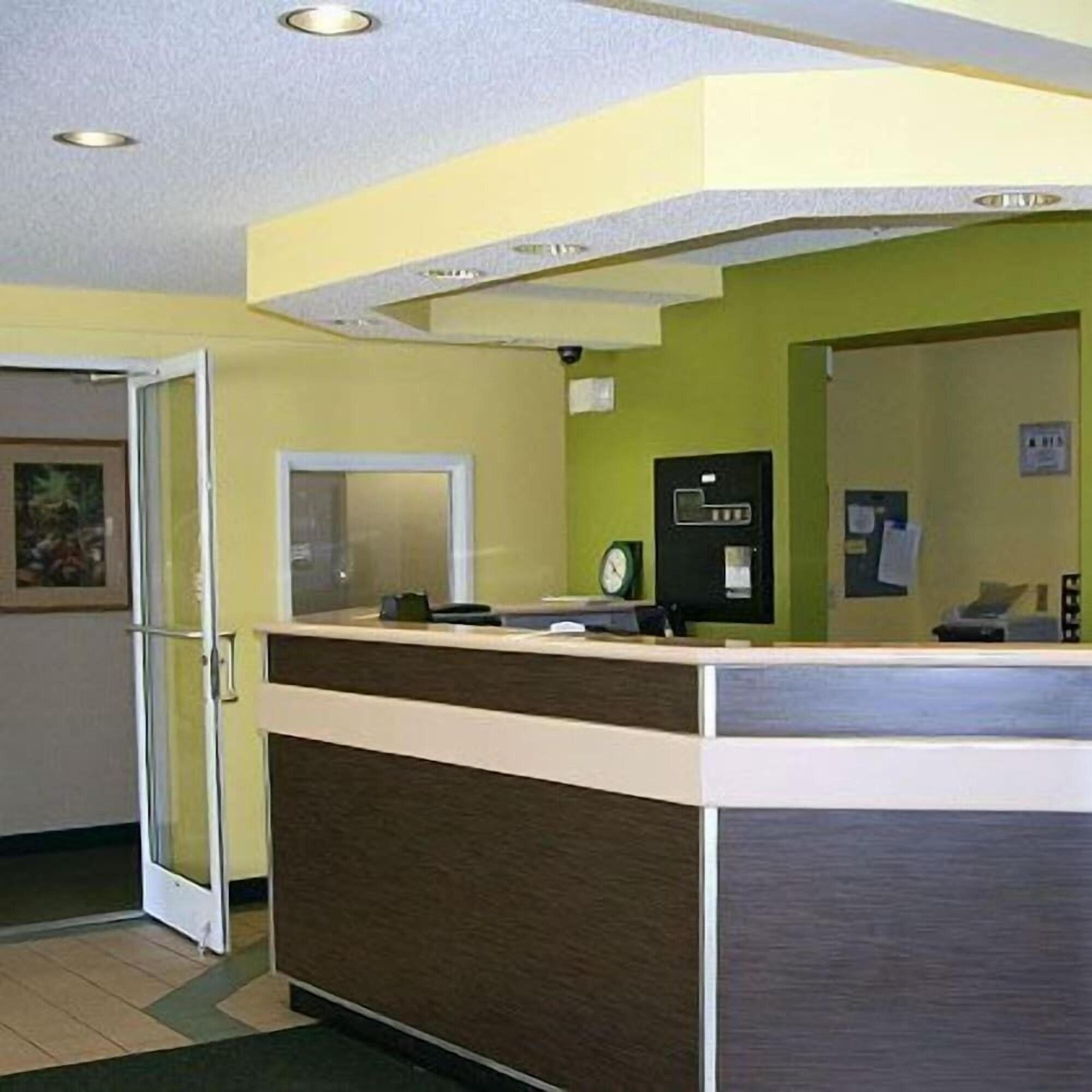 Vista Lobby Motel 6 Charlotte, NC - University