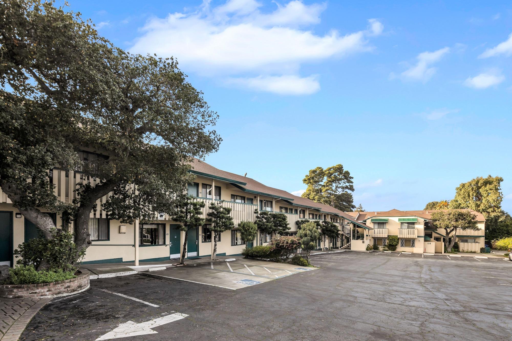 Vista Exterior Scottish Fairway Inn