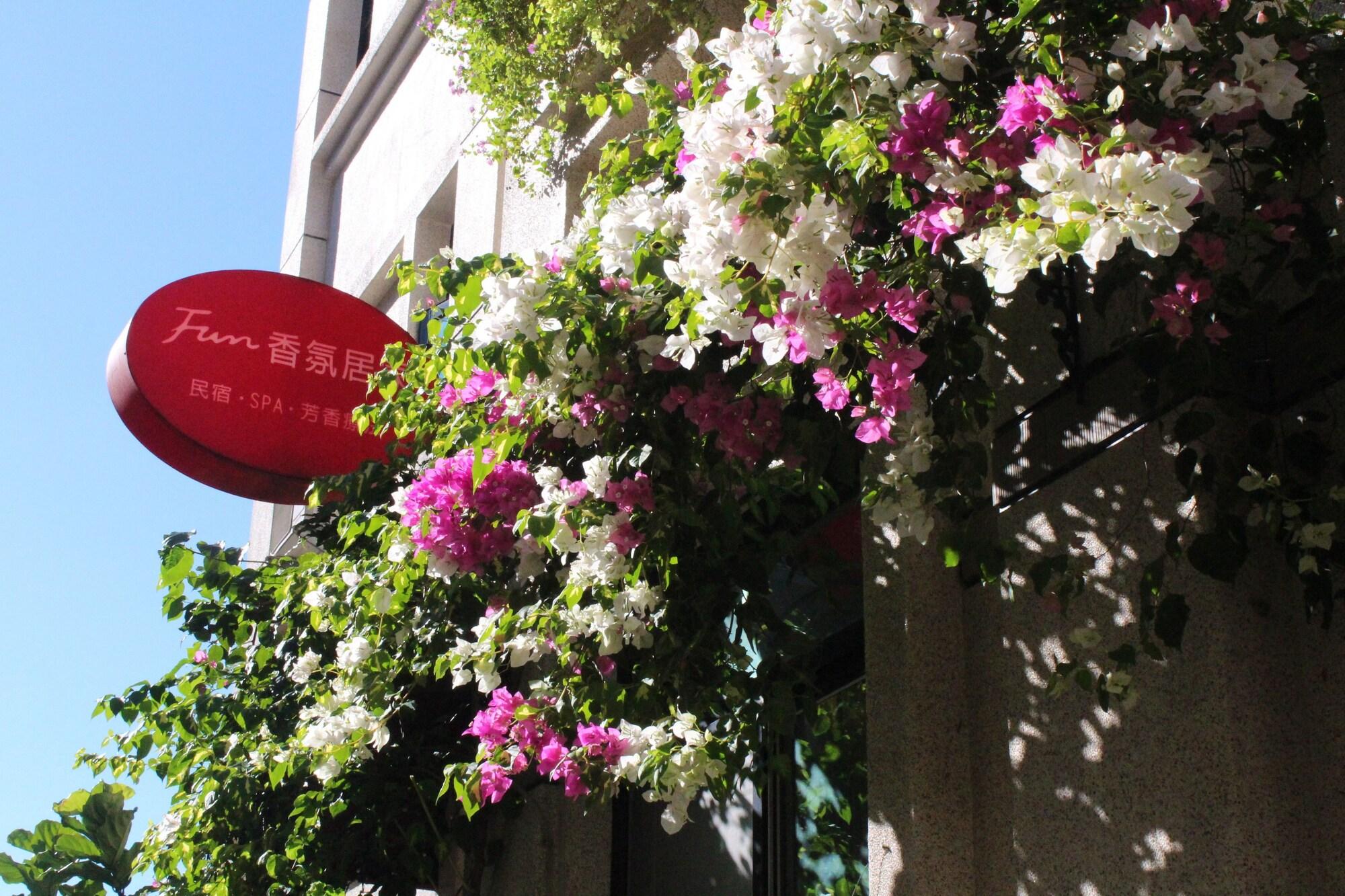 Varios Fun House Spa B&B