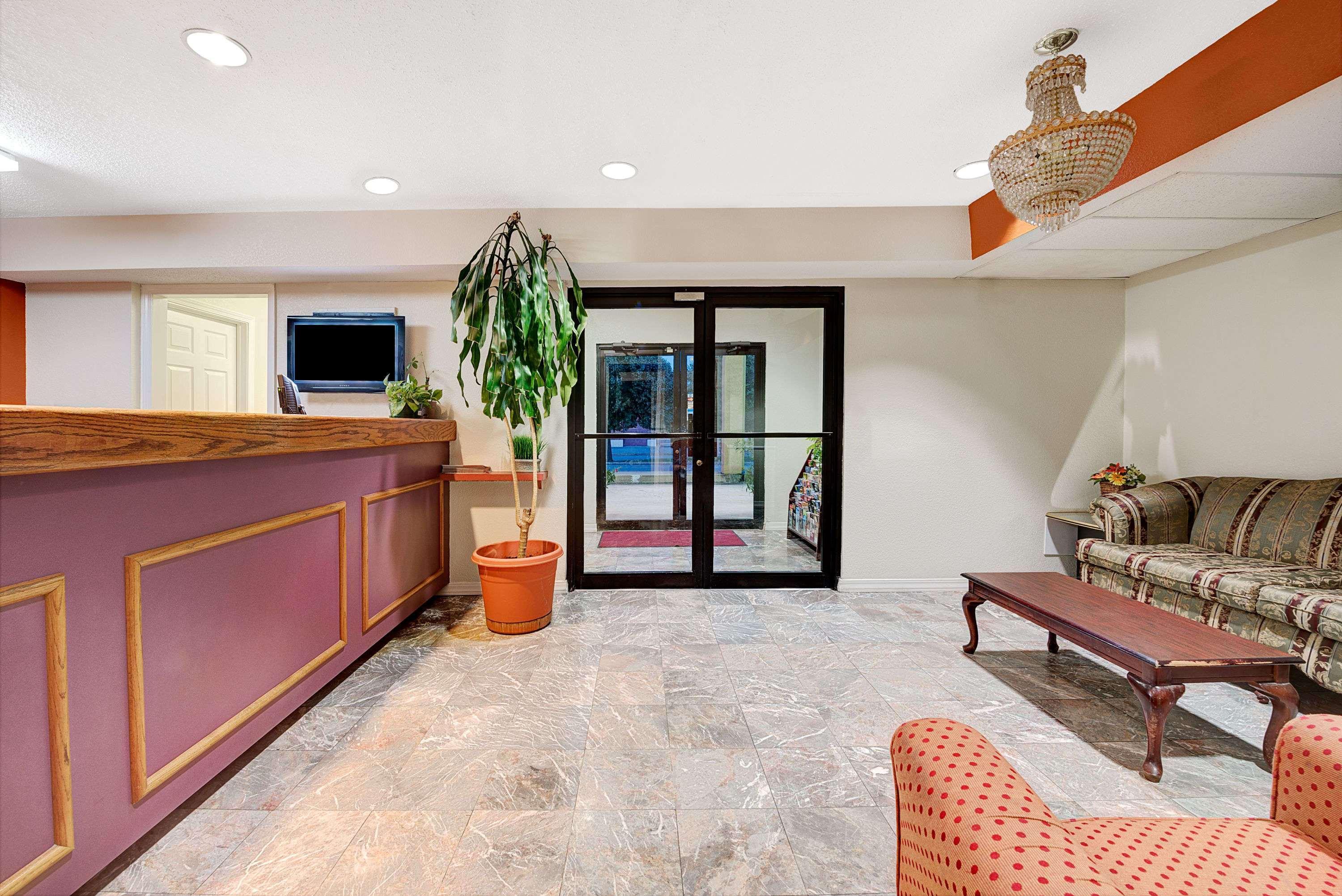 Vista Lobby Super 8 by Wyndham Dallas South