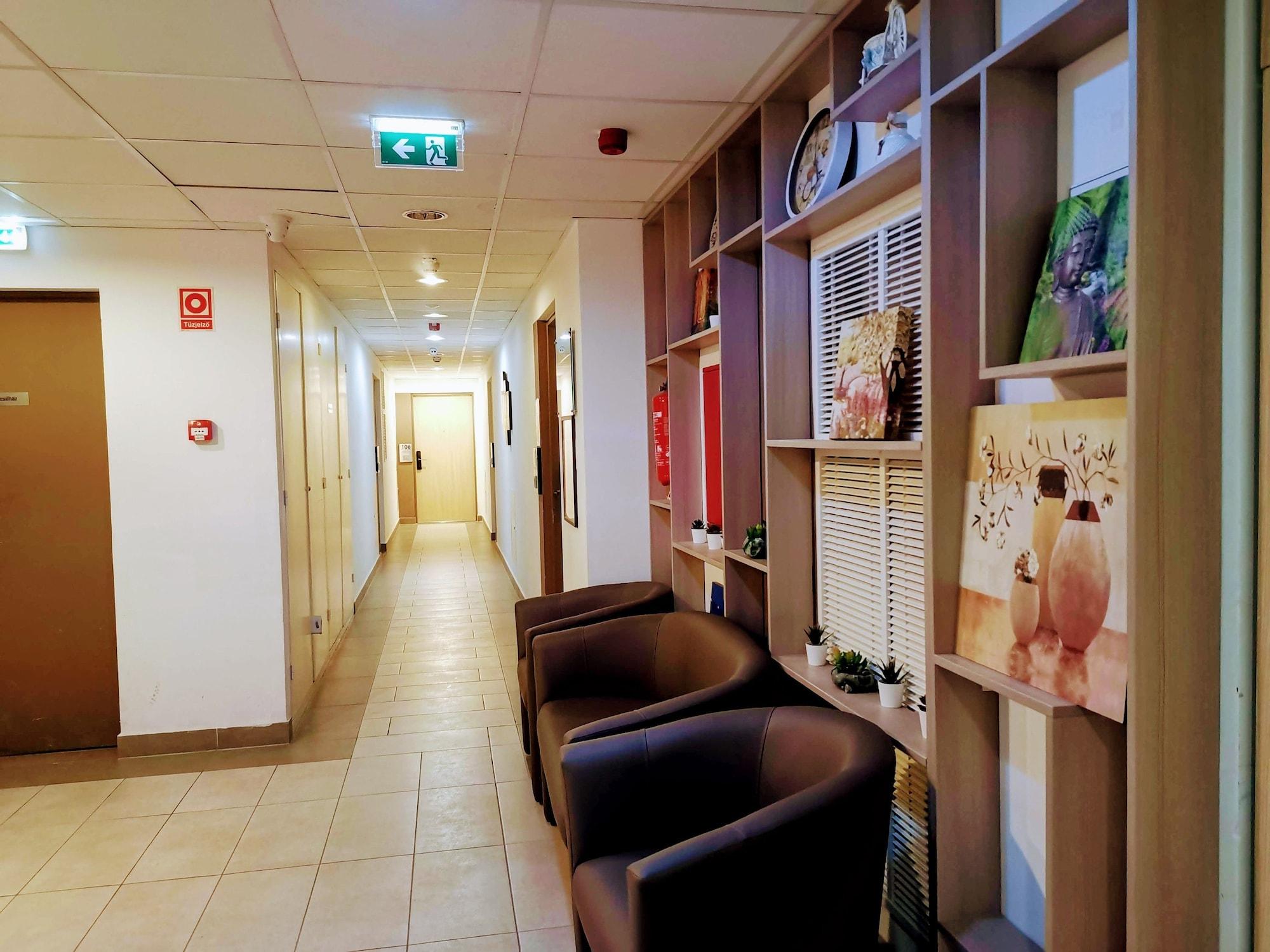 Vista Lobby Corvin Holiday Apartment Hotel