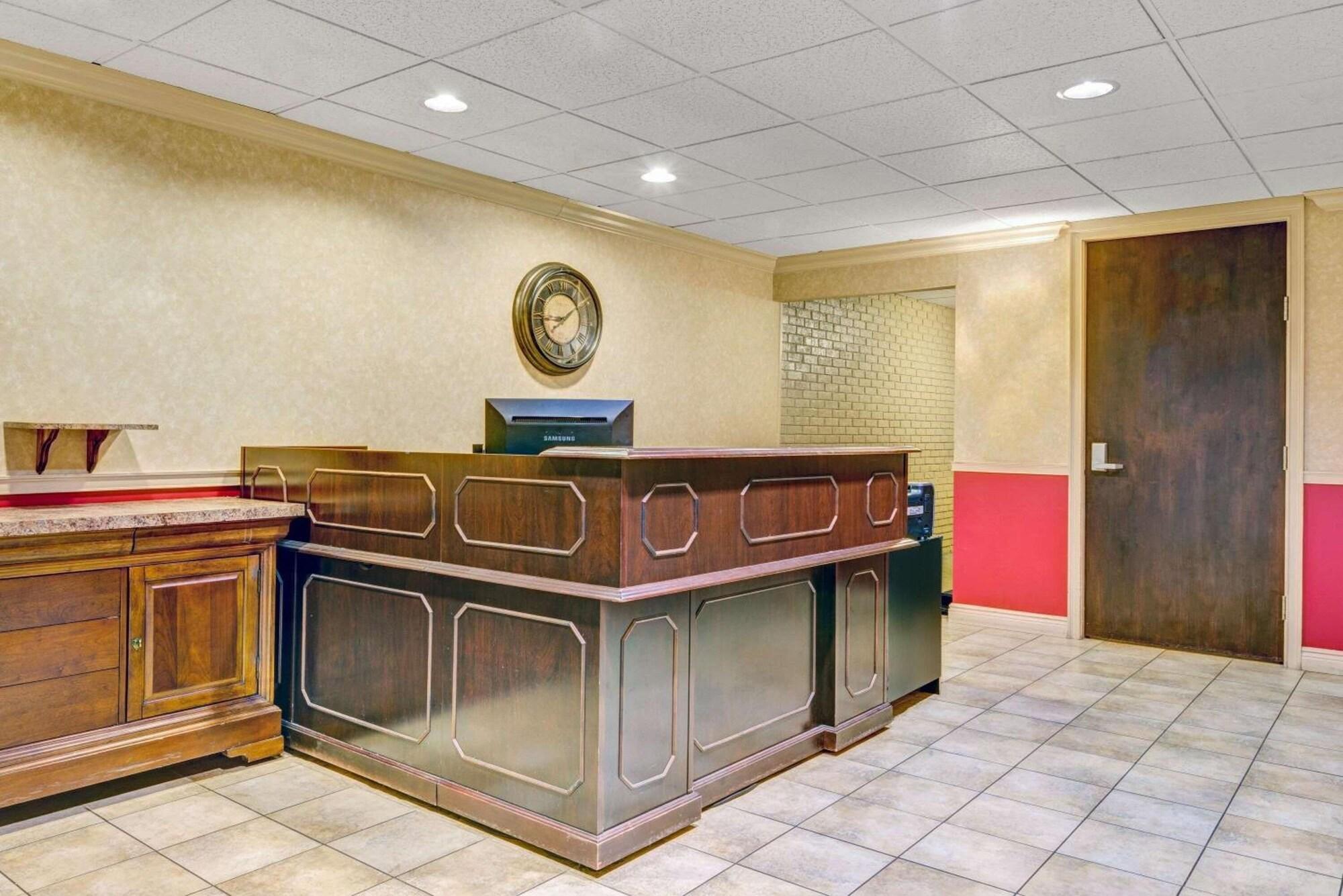 Vista Lobby HomeSpring Inn & Studios