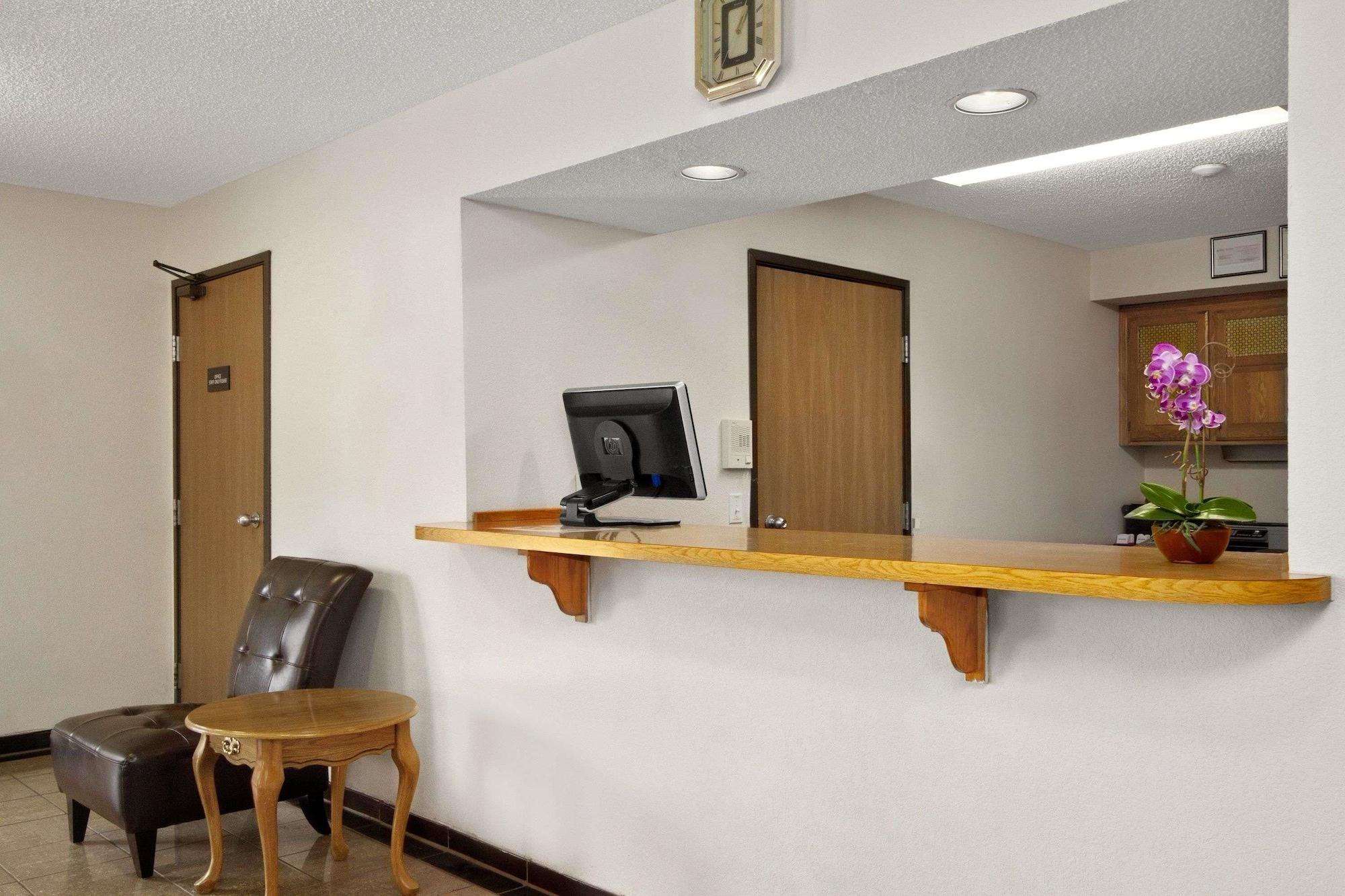 Vista Lobby Super 8 by Wyndham Williams Lake BC