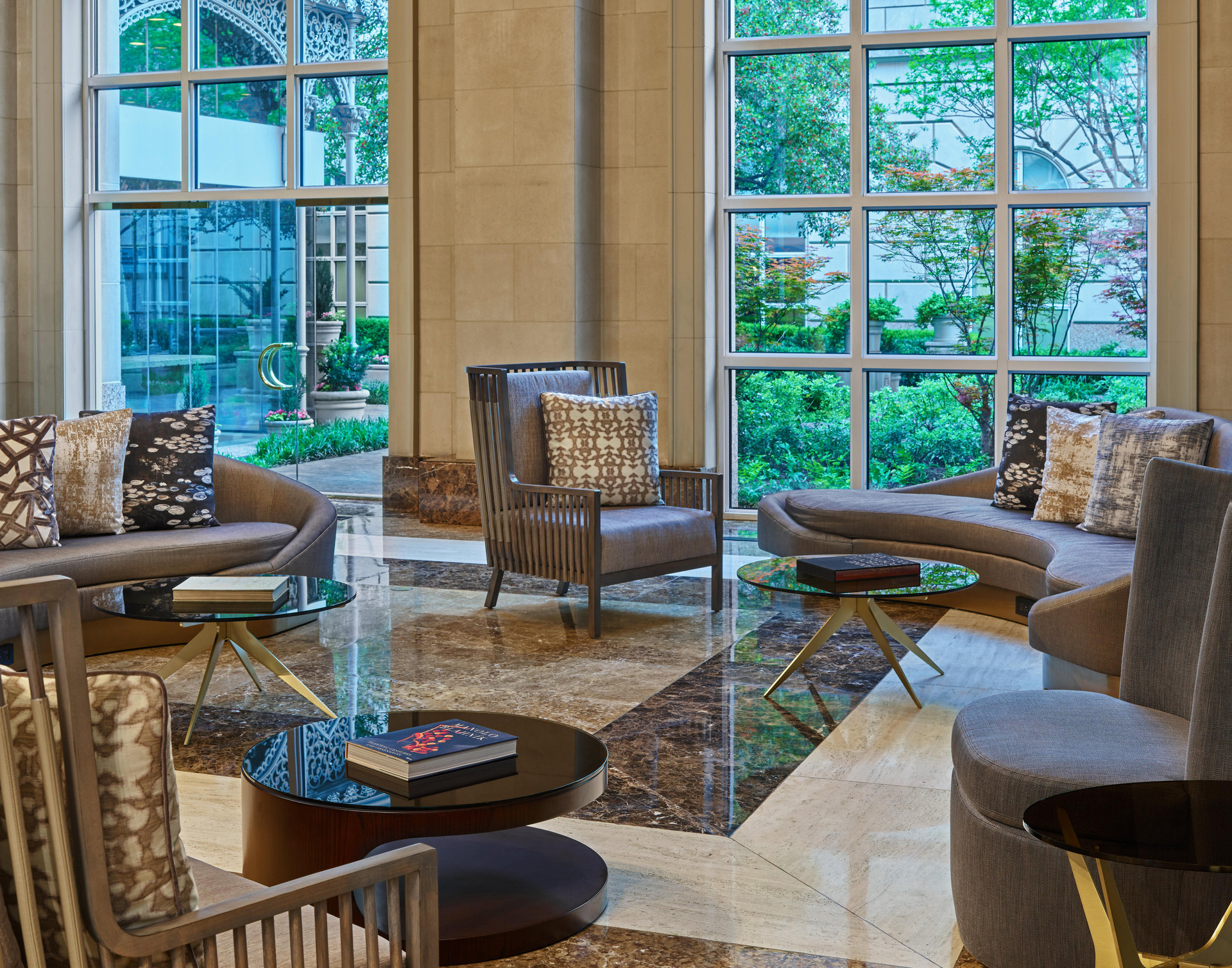 Vista Lobby Hotel Crescent Court